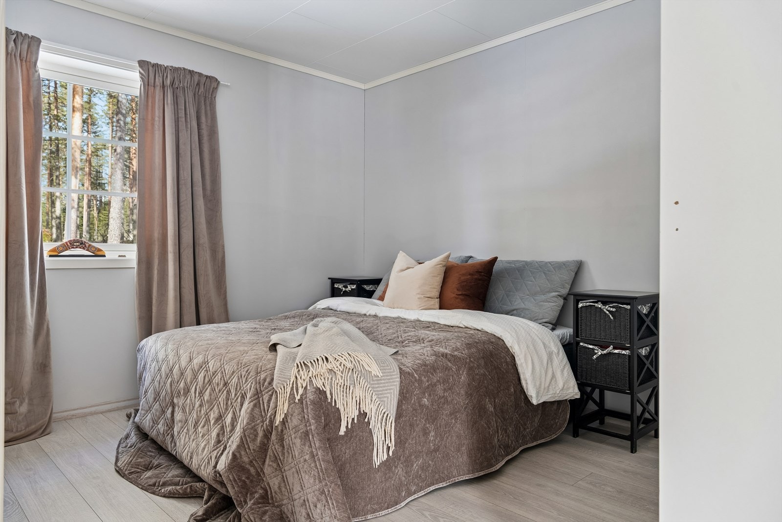 Boligen har totalt tre soverom, alle plassert samlet i én del av huset. Galleribilde
