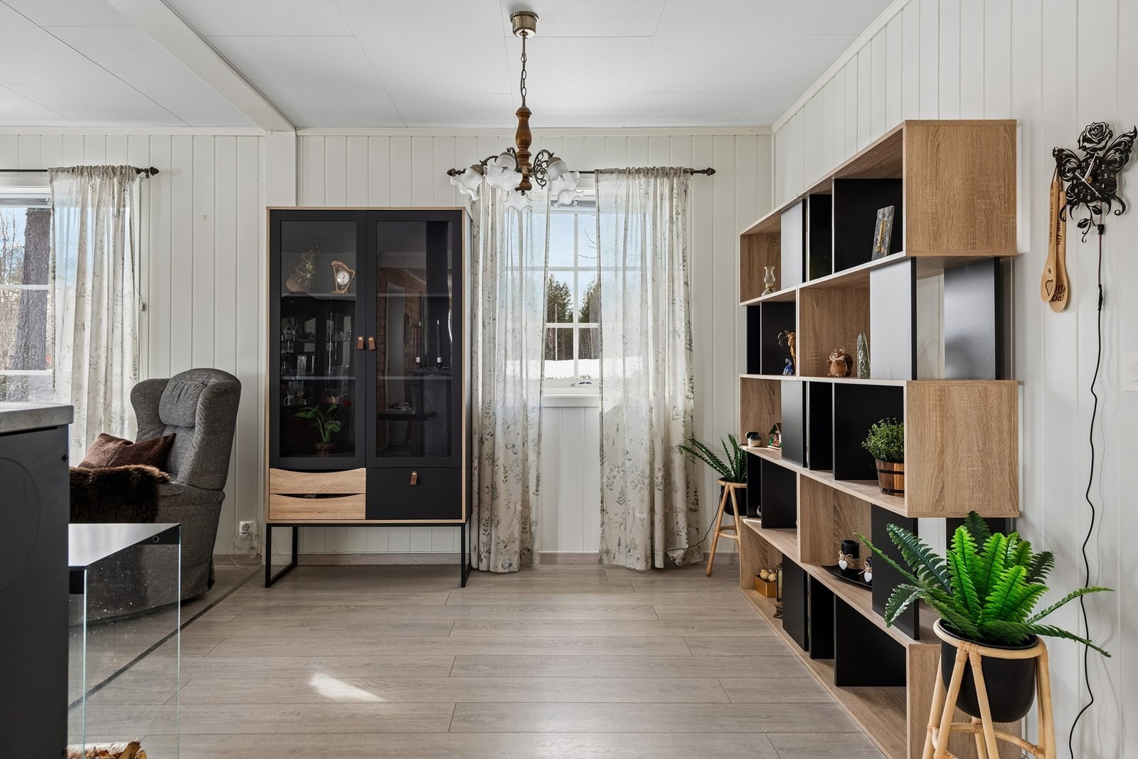 En tidligere bod (tilleggsareal) mellom stue og kjøkken er i dag innlemmet i stuearealet(hovedareal). Det er ikke søkt bruksendring, og godkjenning fra kommunen mangler. Galleribilde