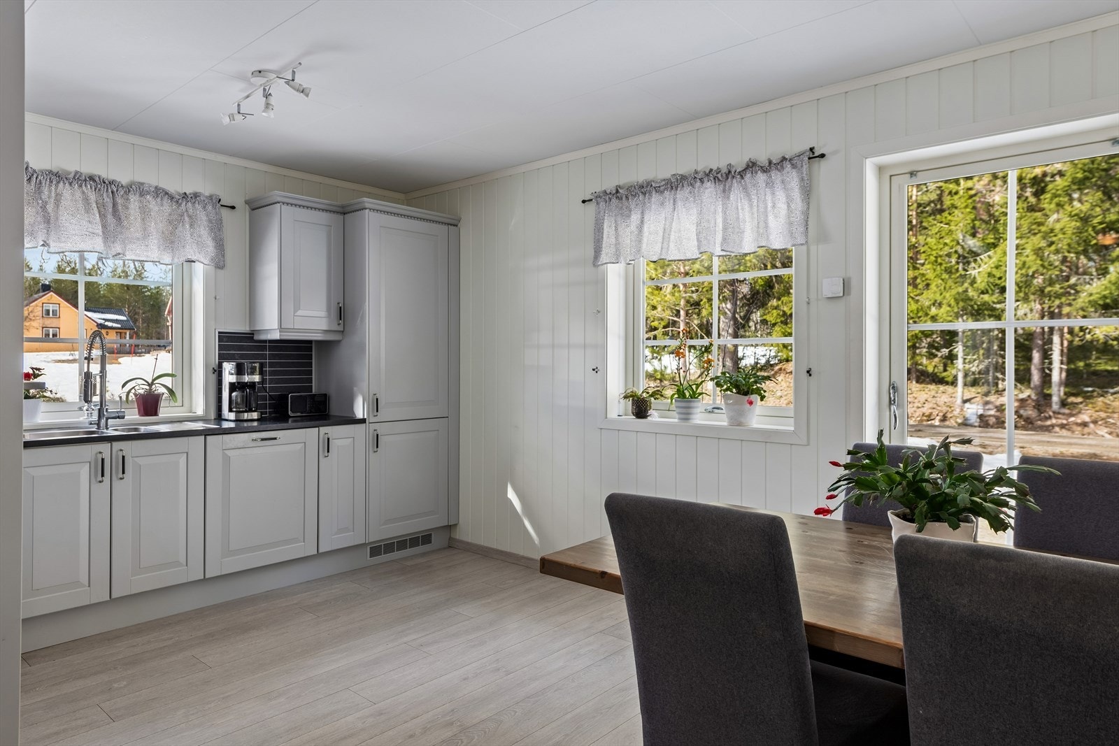 Kjøkkeninnredningen har laminerte fronter og rikelig med benke- og skapplass. Galleribilde