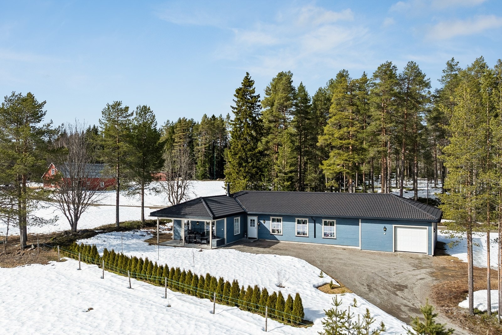 Nærhet til både servicefasiliteter og storslått natur i Trysil, et eldorado for snøscooterentusiaster med 1800 km preparerte løyper rett i nærheten. Galleribilde