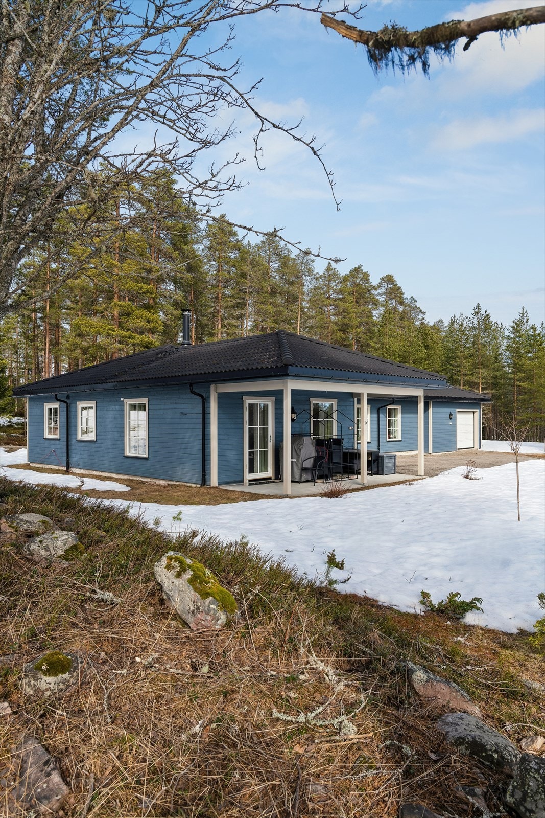 Fra eiendommen er det gangavstand til nærbutikk, barnehage og flotte turstier. Galleribilde