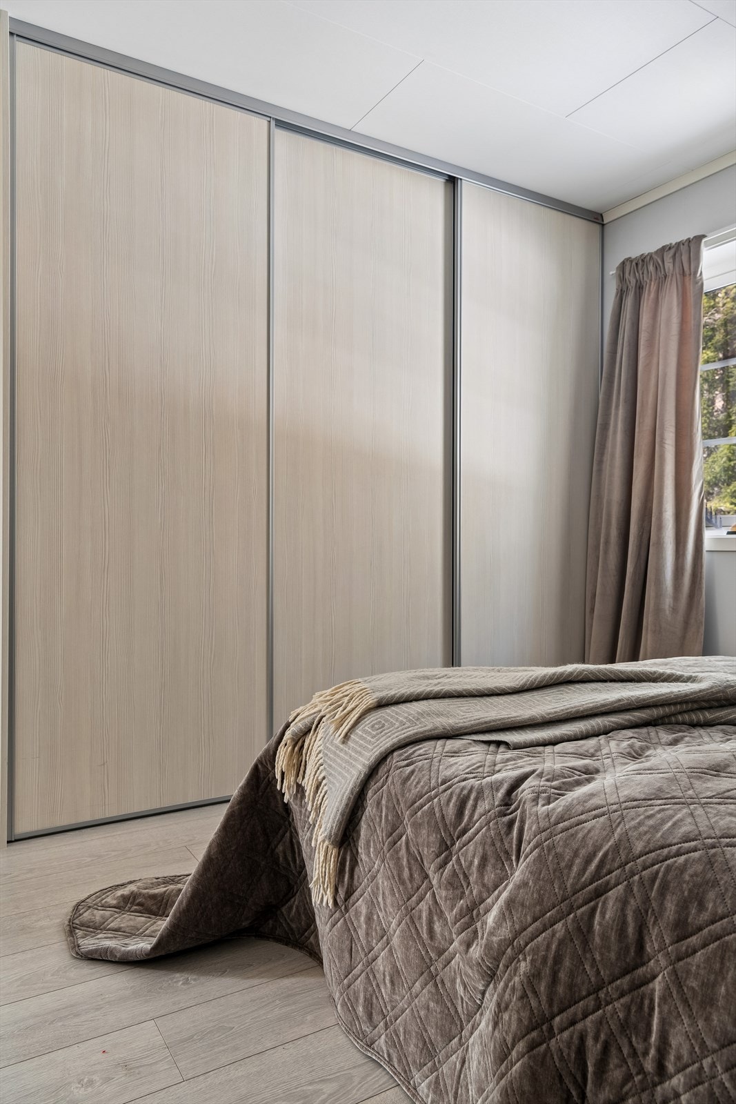 Hovedsoverommet har en romslig skyvedørsgarderobe for effektiv oppbevaring. Galleribilde