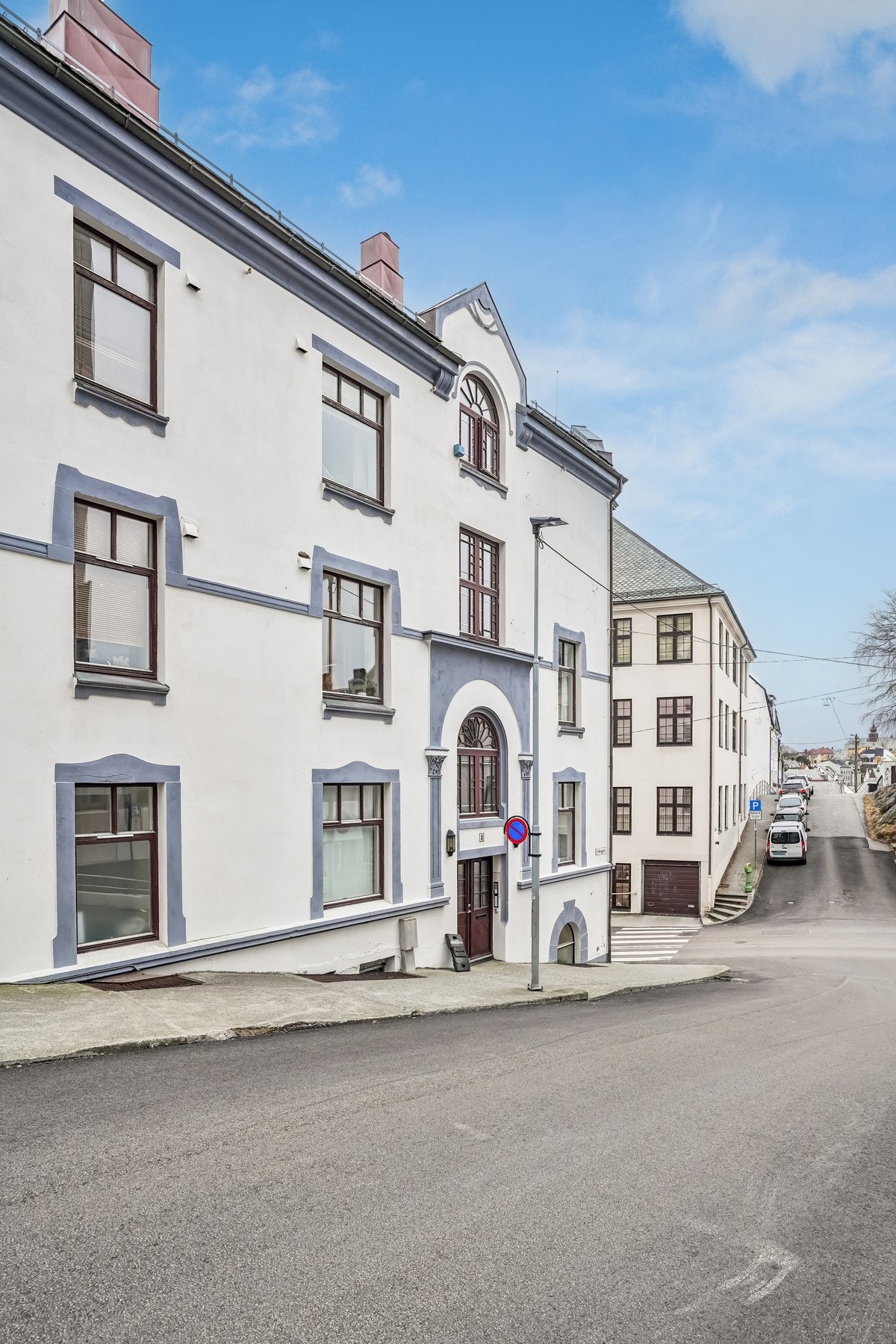 Leiligheten er beliggende i 2.etasje av en flott jugendbygård. Galleribilde