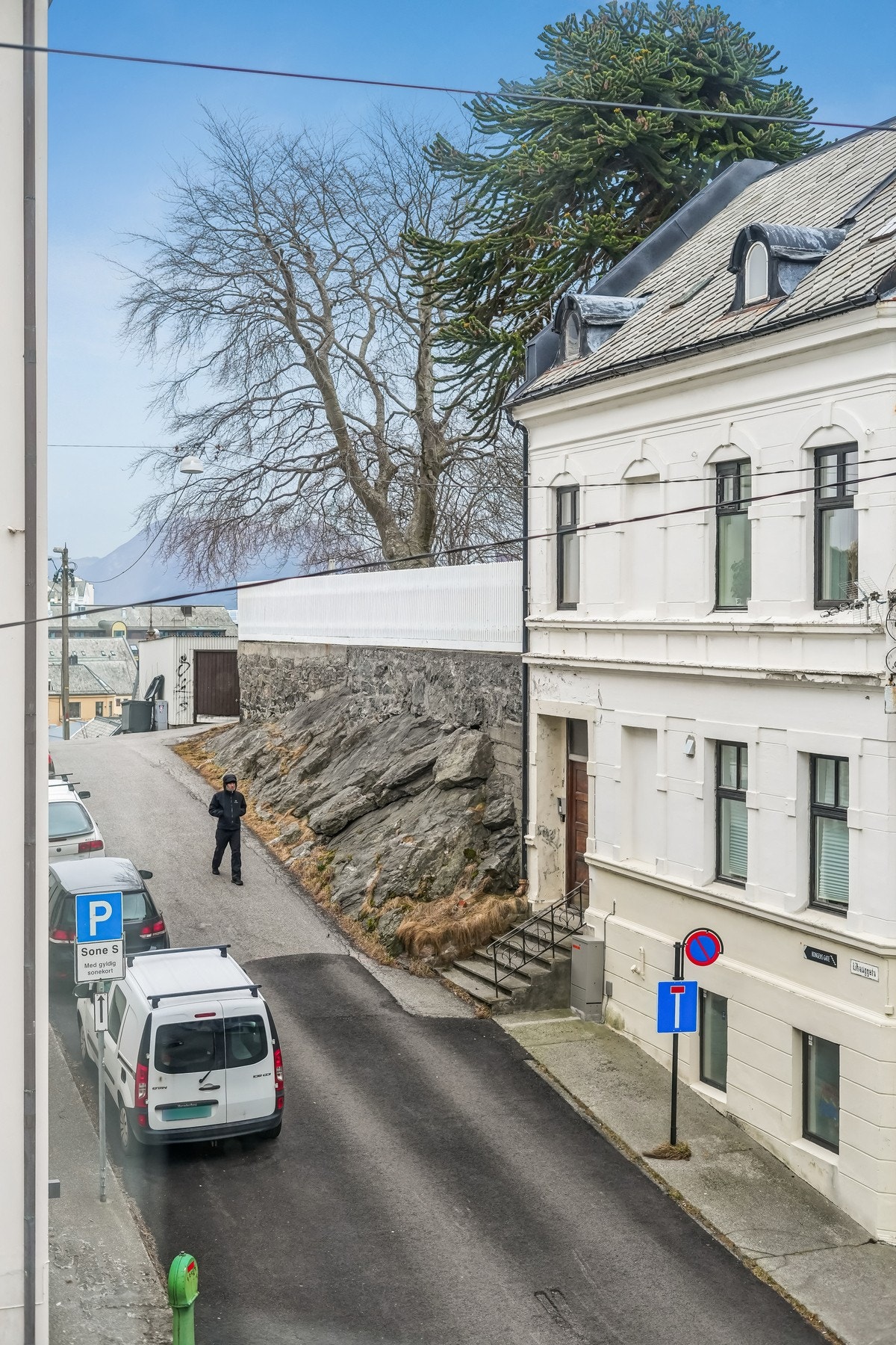 Fra leiligheten har man god oversikt utover de sjarmerende bygatene. Galleribilde