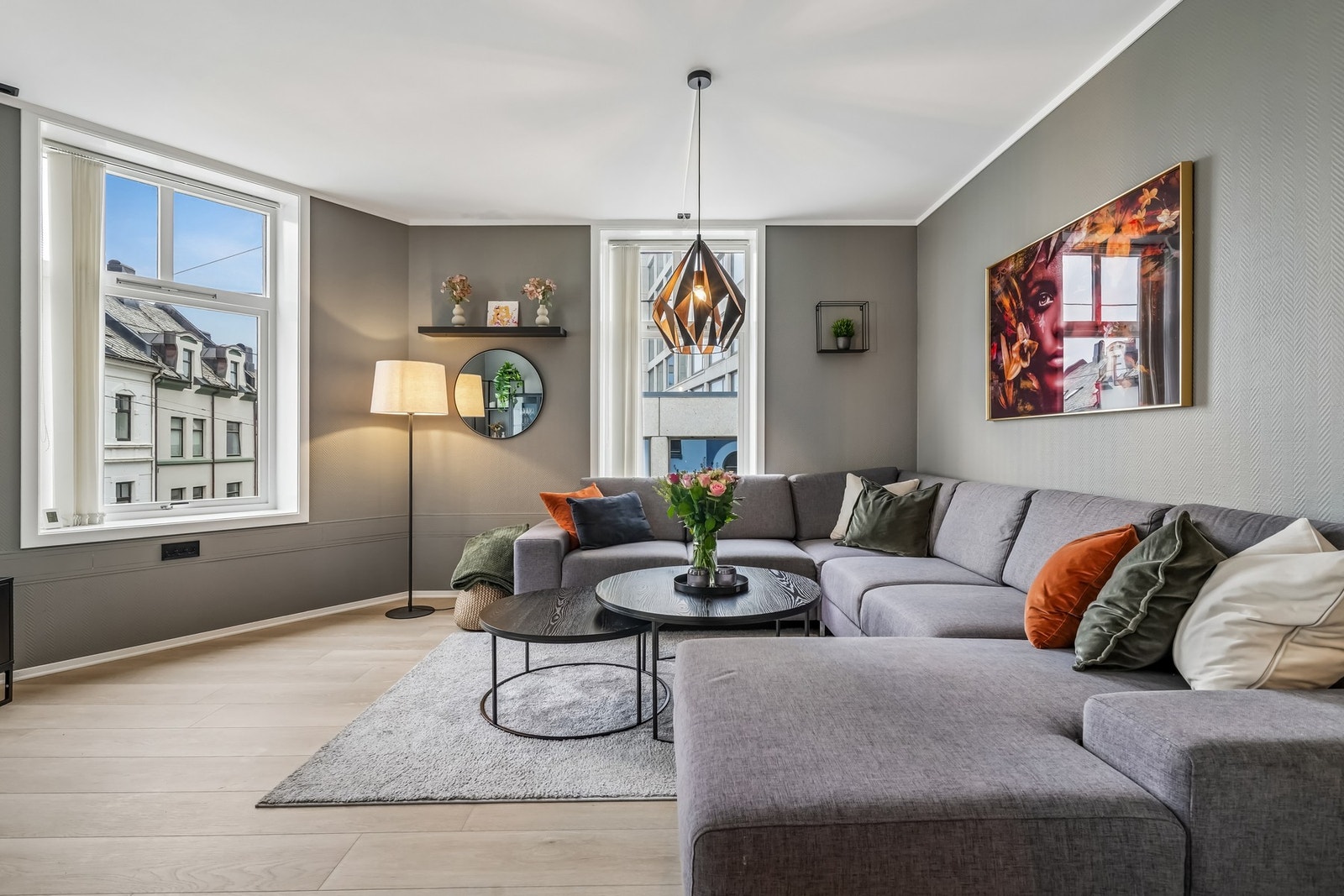 Velkommen til denne flotte bygårdsleiligheten midt i Ålesund sentrum - leiligheten presenteres av Steffen Usterud v/PrivatMegleren. Foto: EFKT v/ Marcus Vinjevoll Sætre Galleribilde