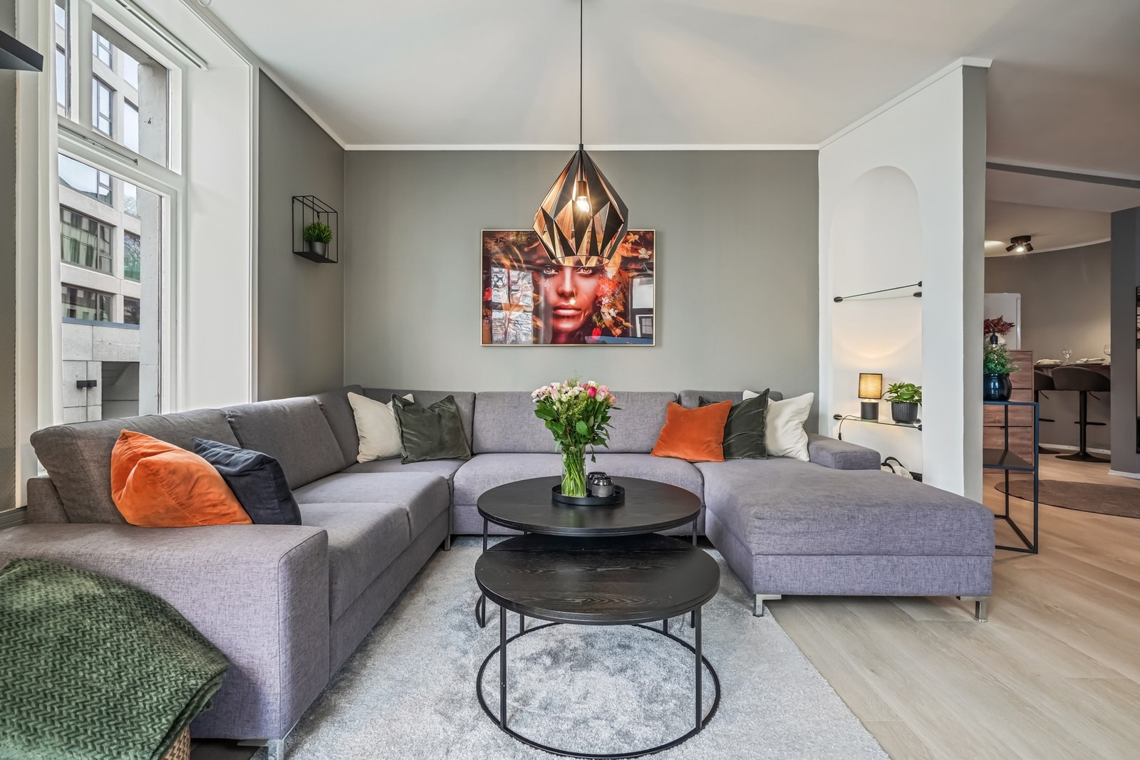 De store og sjarmerende bygårdsvinduene bidrar til et godt lysinnslipp inn til leiligheten. Galleribilde