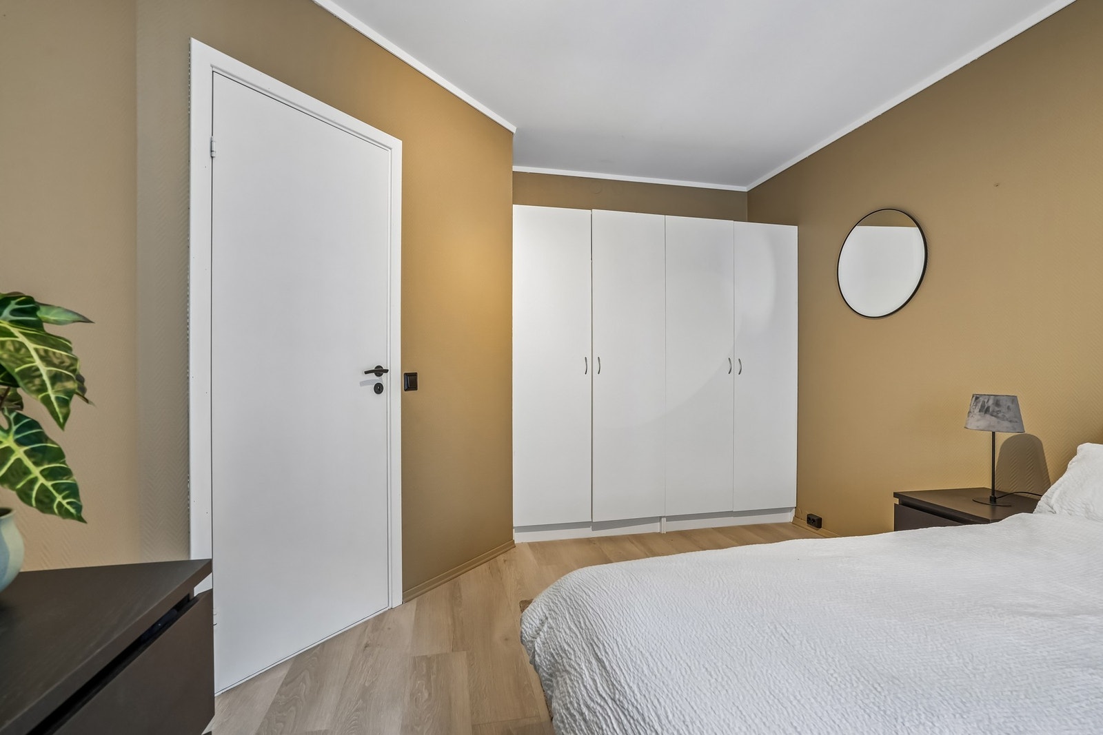 Hovedsoverommet er utstyrt med garderobeskap og har ellers god plass til dobbeltseng. Galleribilde
