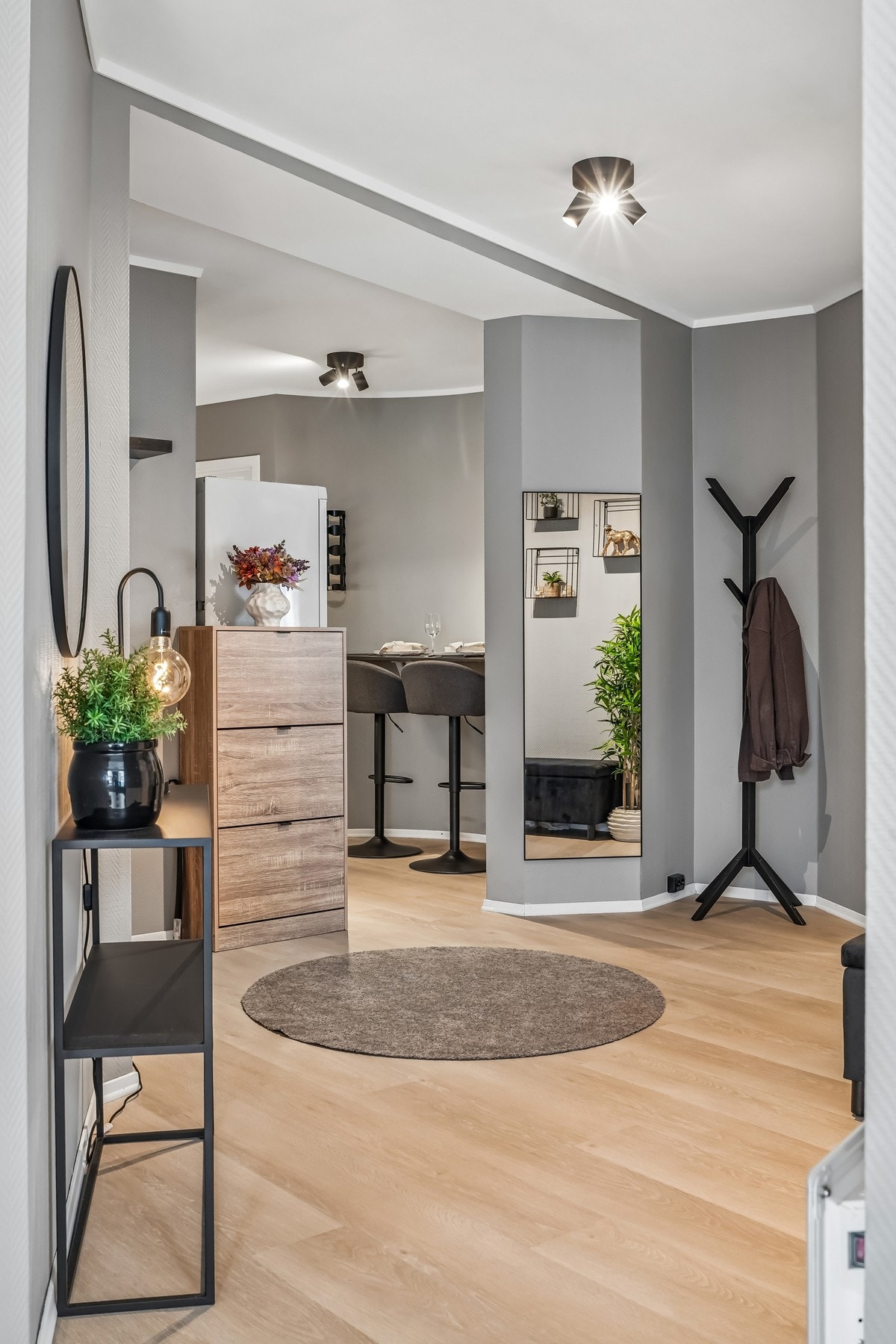 - og skilles via den romslige gangen. Galleribilde