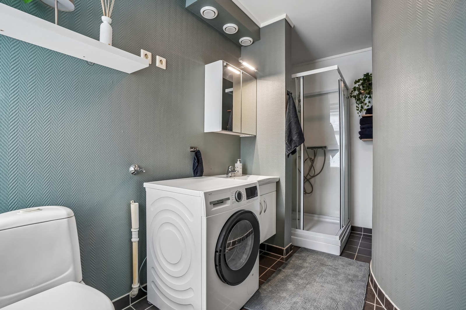 Badet kombineres med vaskerom og har opplegg for vaskemaskin. Galleribilde