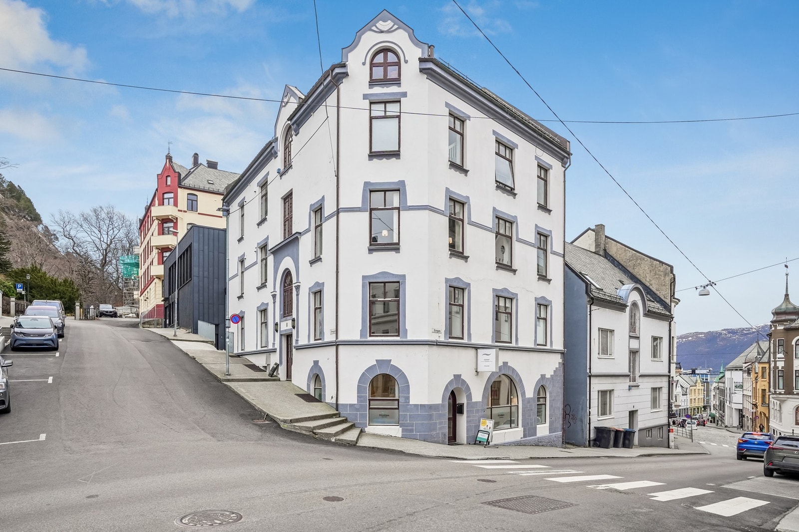 Leiligheten har en urban beliggenhet midt i sentrumskjernen med umiddelbar nærhet til alt man trenger i det daglige. Galleribilde
