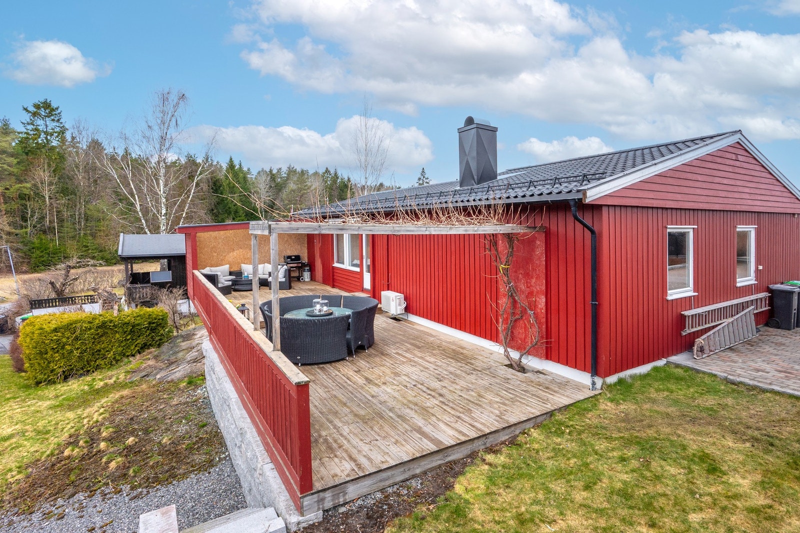 Eiendommen ligger svært attraktivt til i et etablert og familievennlig boligområde på Heer. Galleribilde