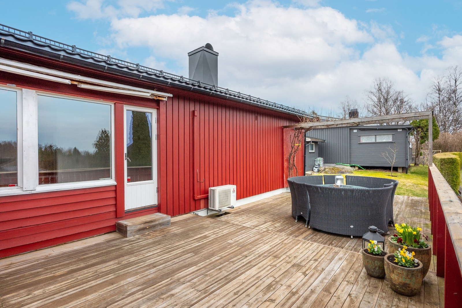 Stor terrasse på hele 66 kvm med god plass til utemøblement, grill og beplantning. Galleribilde
