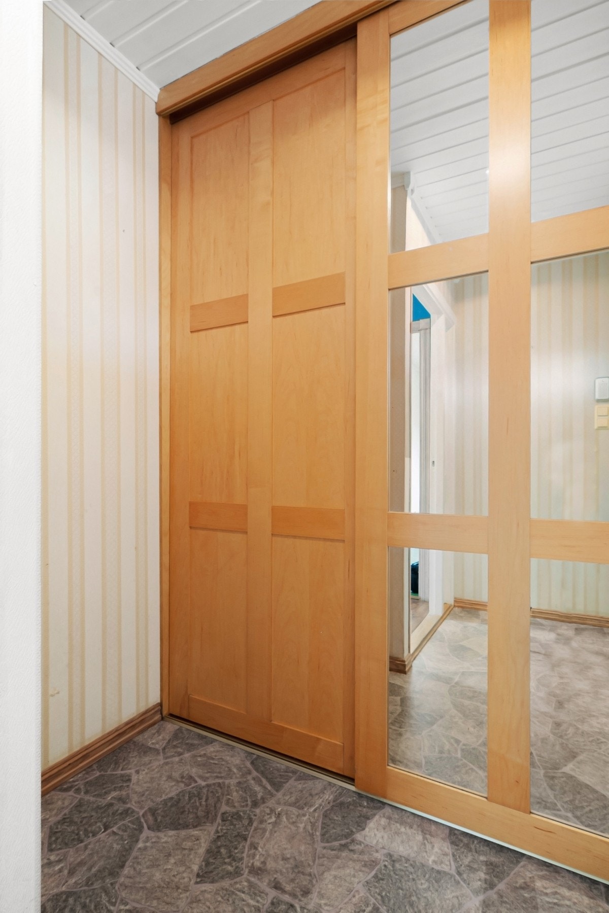 Entré med skyvedørsgarderobe. Galleribilde