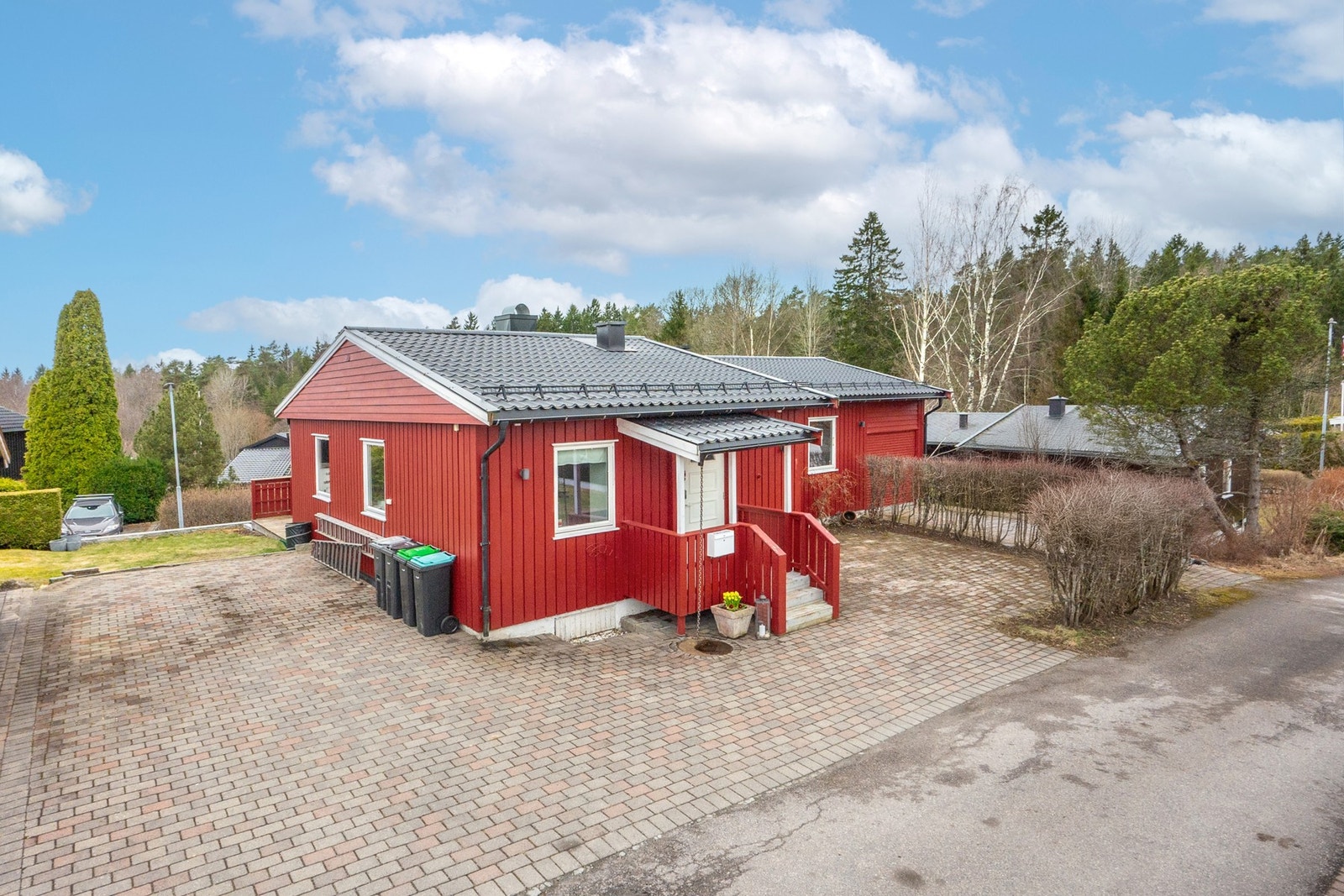 Velkommen til Valvas vei 1 - en familievennlig enebolig med solrike uteplasser og garasje. Foto: Marie Waagan. Galleribilde