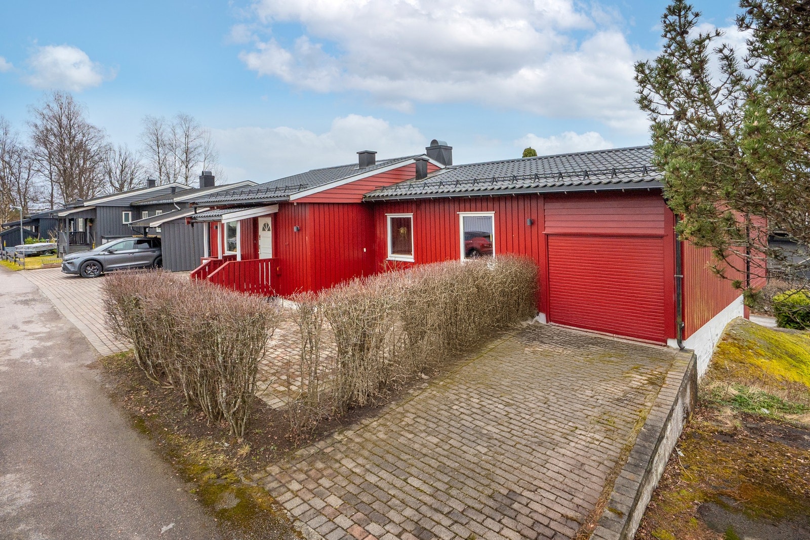 Gode parkeringsmuligheter i garasje og på egen tomt. Galleribilde