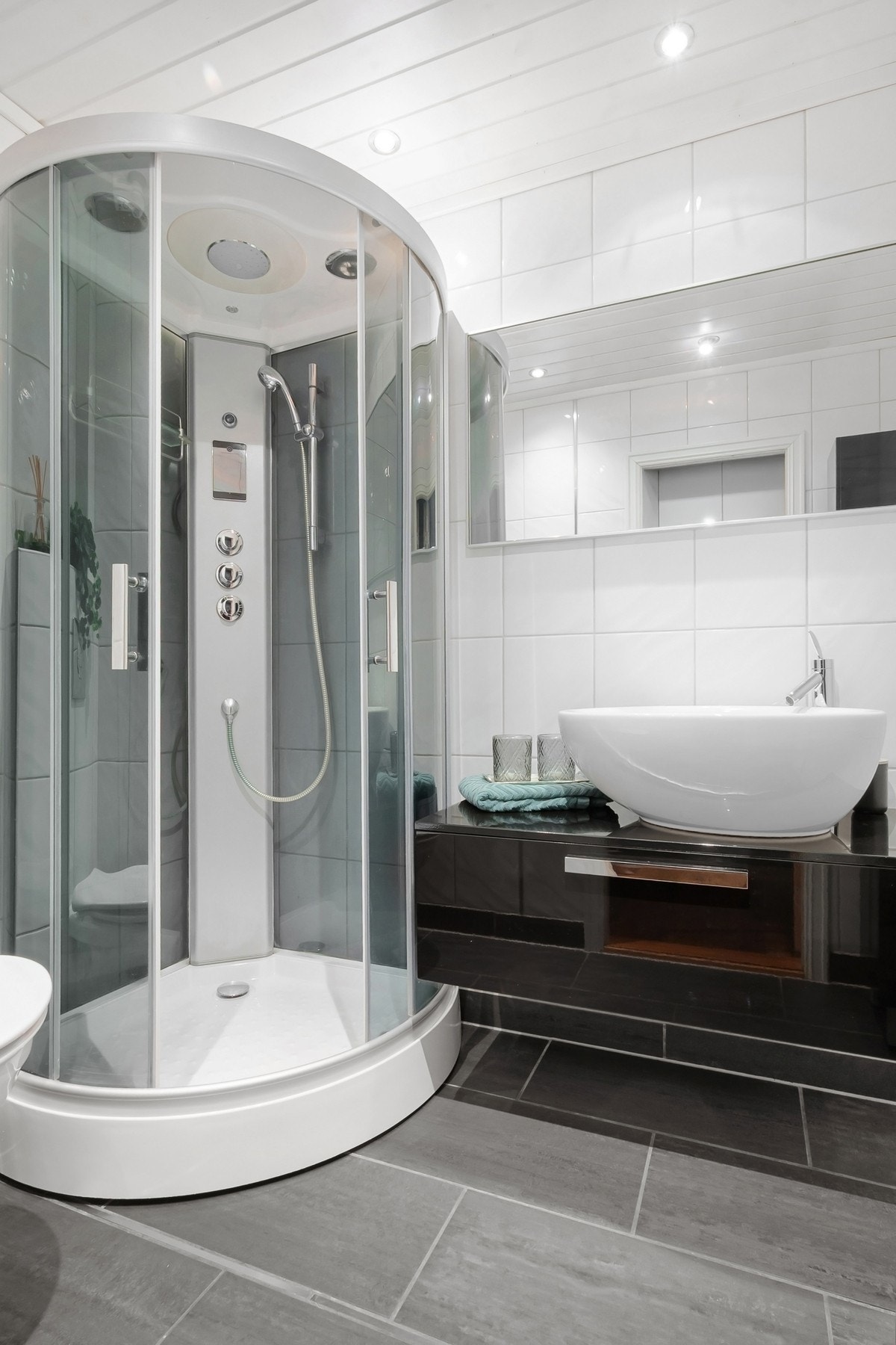 Pent, flislagt bad med downlights i himling og varmekabler i gulv. Galleribilde