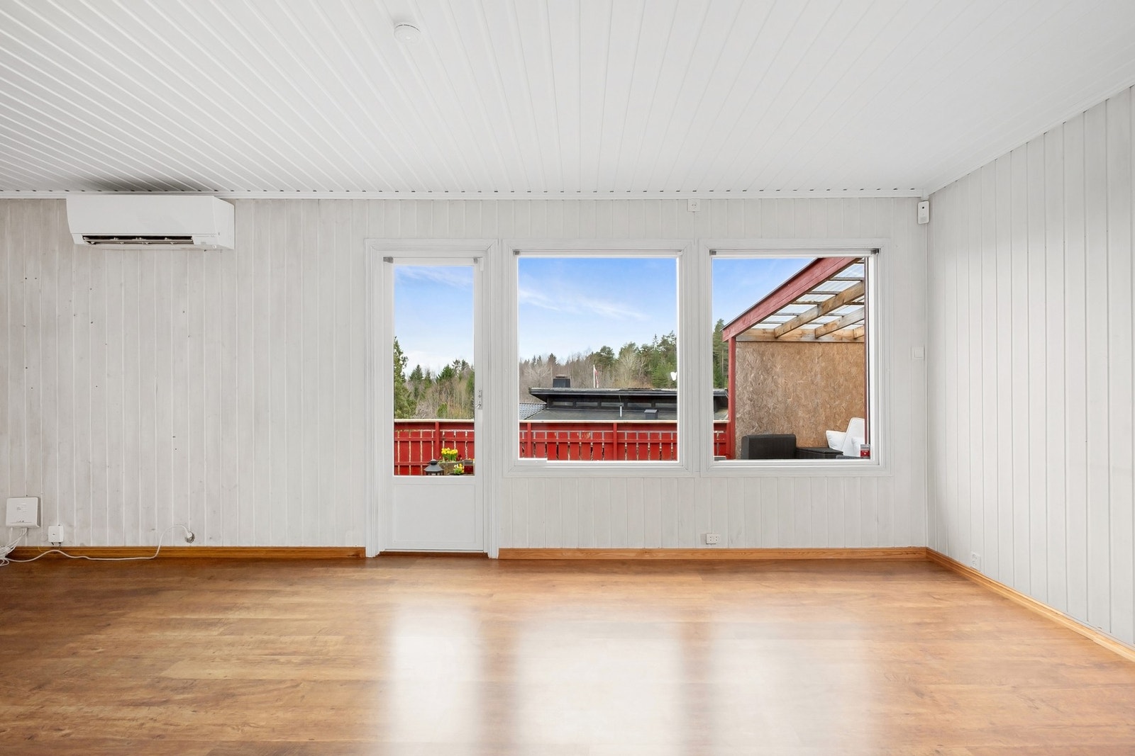 Godt lysinnslipp fra store vinduer. Galleribilde