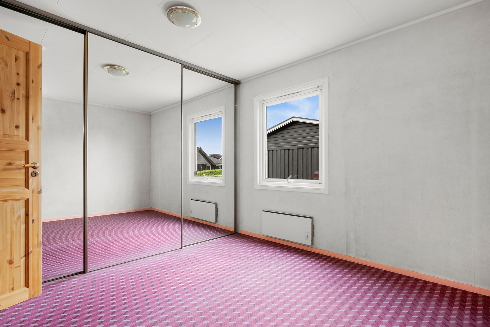 Boligen har totalt 3 soverom, alle av god størrelse med plass til seng og garderobe. Galleribilde
