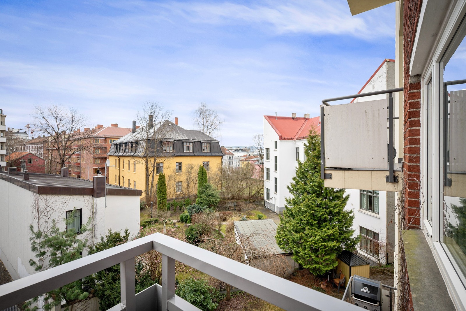 En fin forlengelse av stuen i sommerhalvåret og det perfekte stedet for en rolig start på dagen i fredelige omgivelser før bylivet kaller. Galleribilde