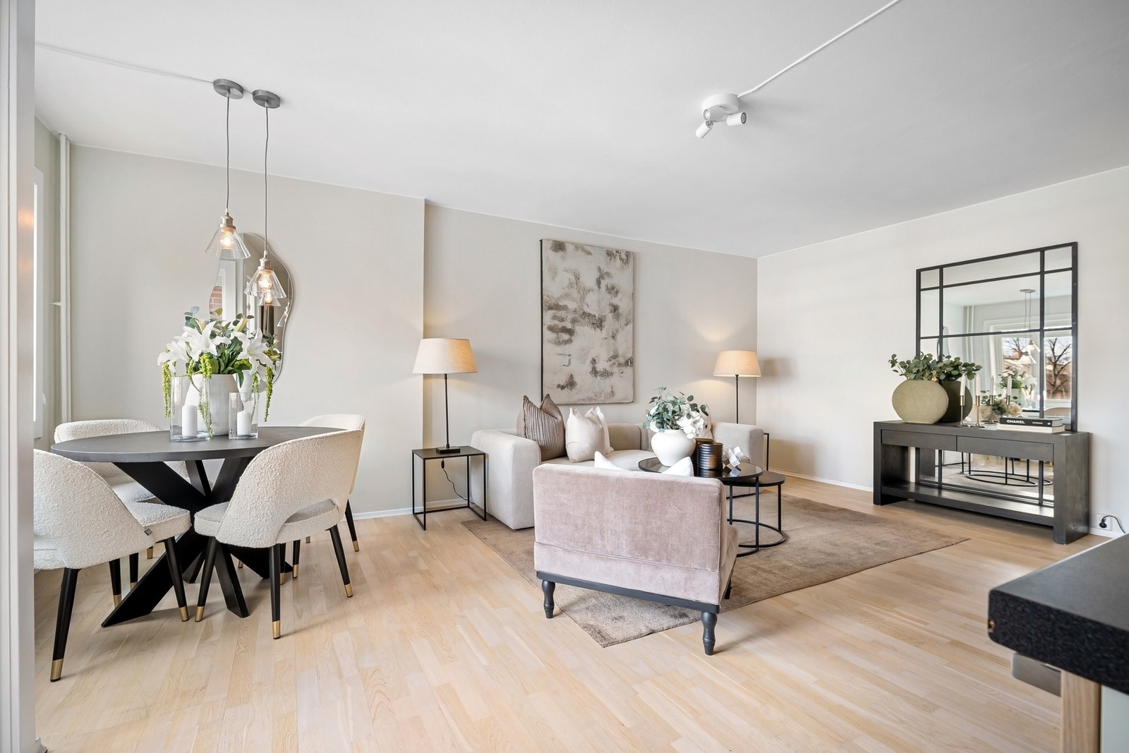 Stuen oppleves som lys og tiltalende, med store vindusflater som slipper inn rikelig med naturlig lys og gir rommet en åpen og luftig følelse. Galleribilde