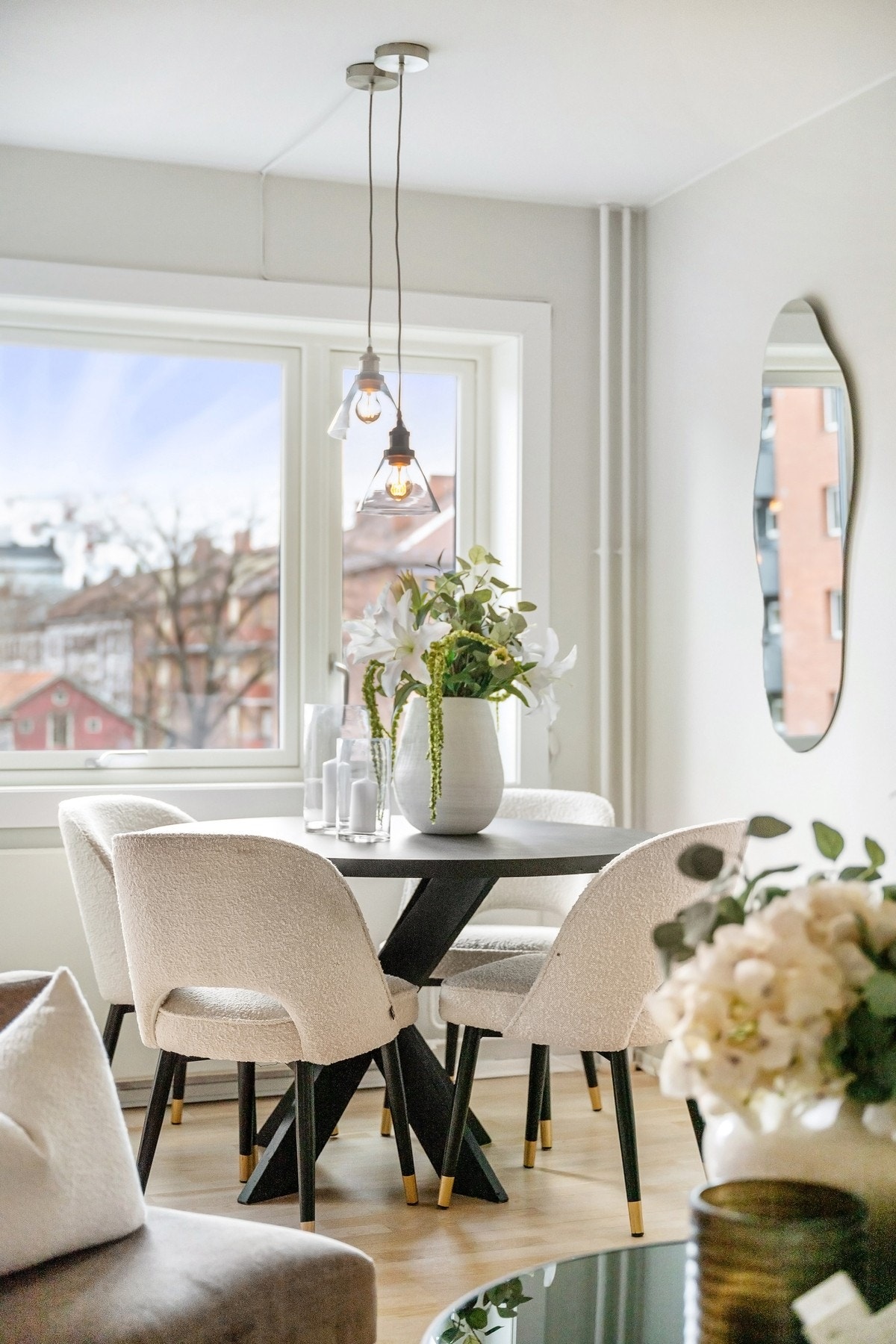Tre vinduer ble oppgradert i 2022 til moderne Lyssand Energiklasse Plus (3-lags), som sikrer overlegen isolasjon og lyddemping (TG1 i 2026). Galleribilde