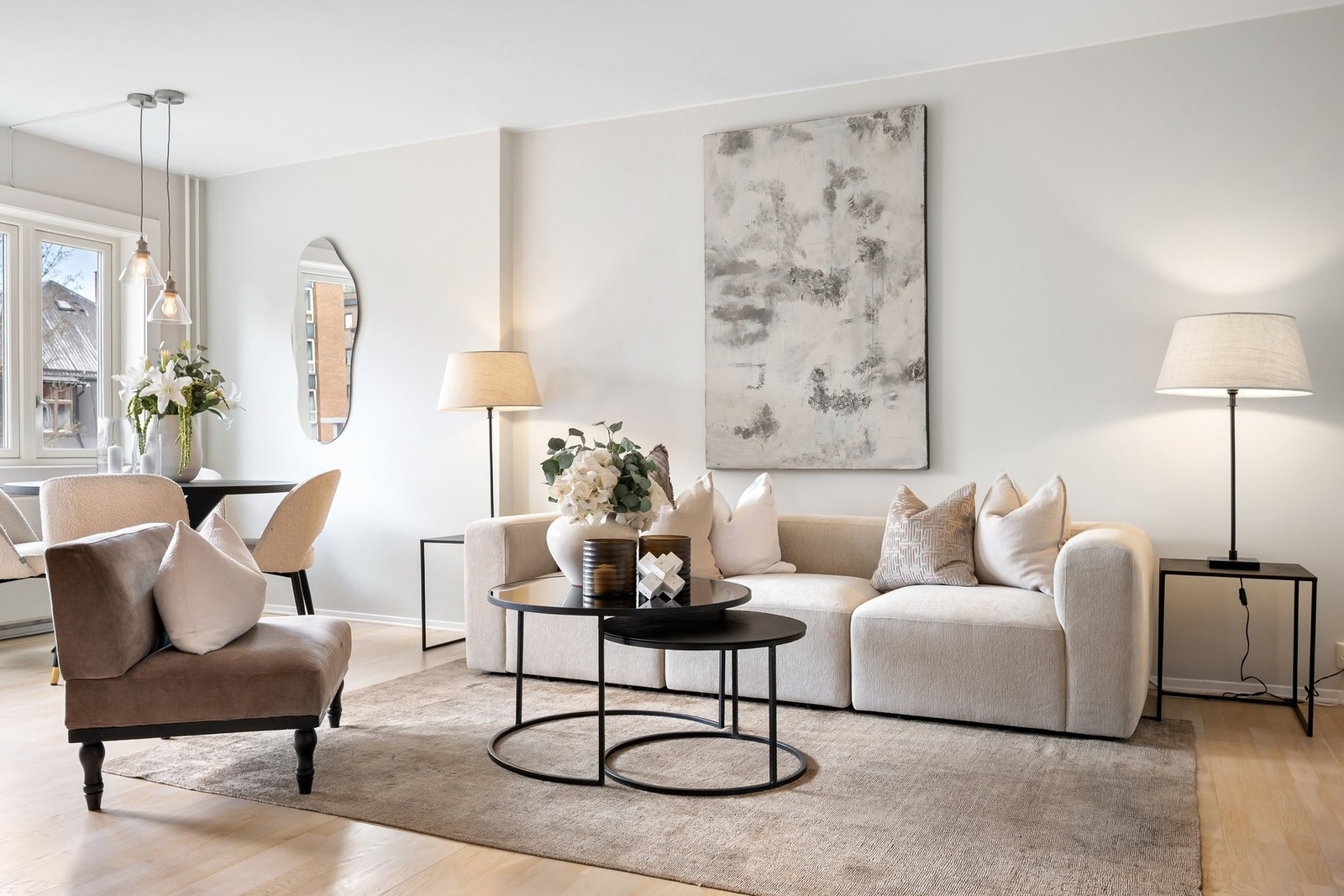 Her er det god plass til både sofagruppe og spisebord, og planløsningen legger til rette for en naturlig og fleksibel møblering. Galleribilde