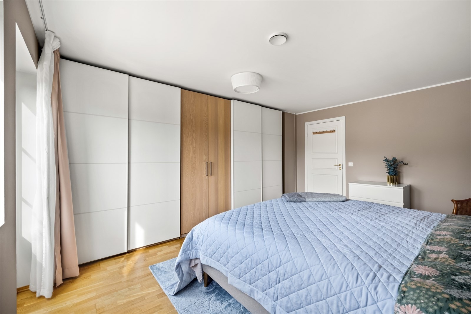 Rikelig med oppbevaringsplass. I denne etasjen ligger også én innvendig bod. Galleribilde