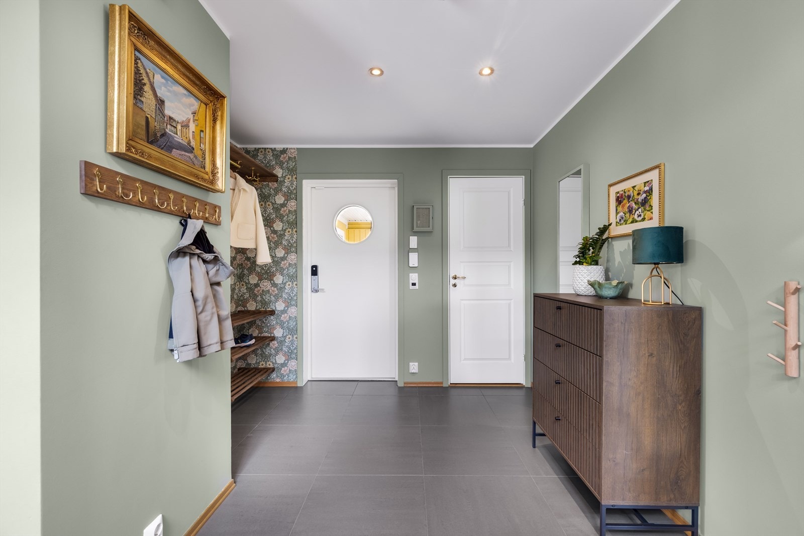 Innbydende velkomstrom med god plass når hele familien skal henge fra seg ytterbekledningen samtidig. Galleribilde