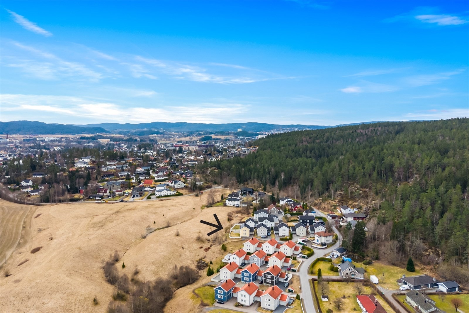 Meget god beliggenhet på feltet, innerst i blindveien, grensende mot åpent jorde og friområde. Galleribilde