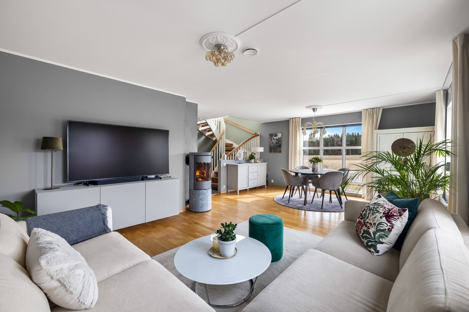 Overflater med parkettgulv og slette veggflater i lune farger. Galleribilde