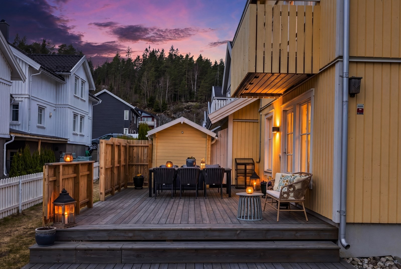 Stor, inngjerdet hage og terrasse i to nivåer - en flott uteplass året rundt. Galleribilde