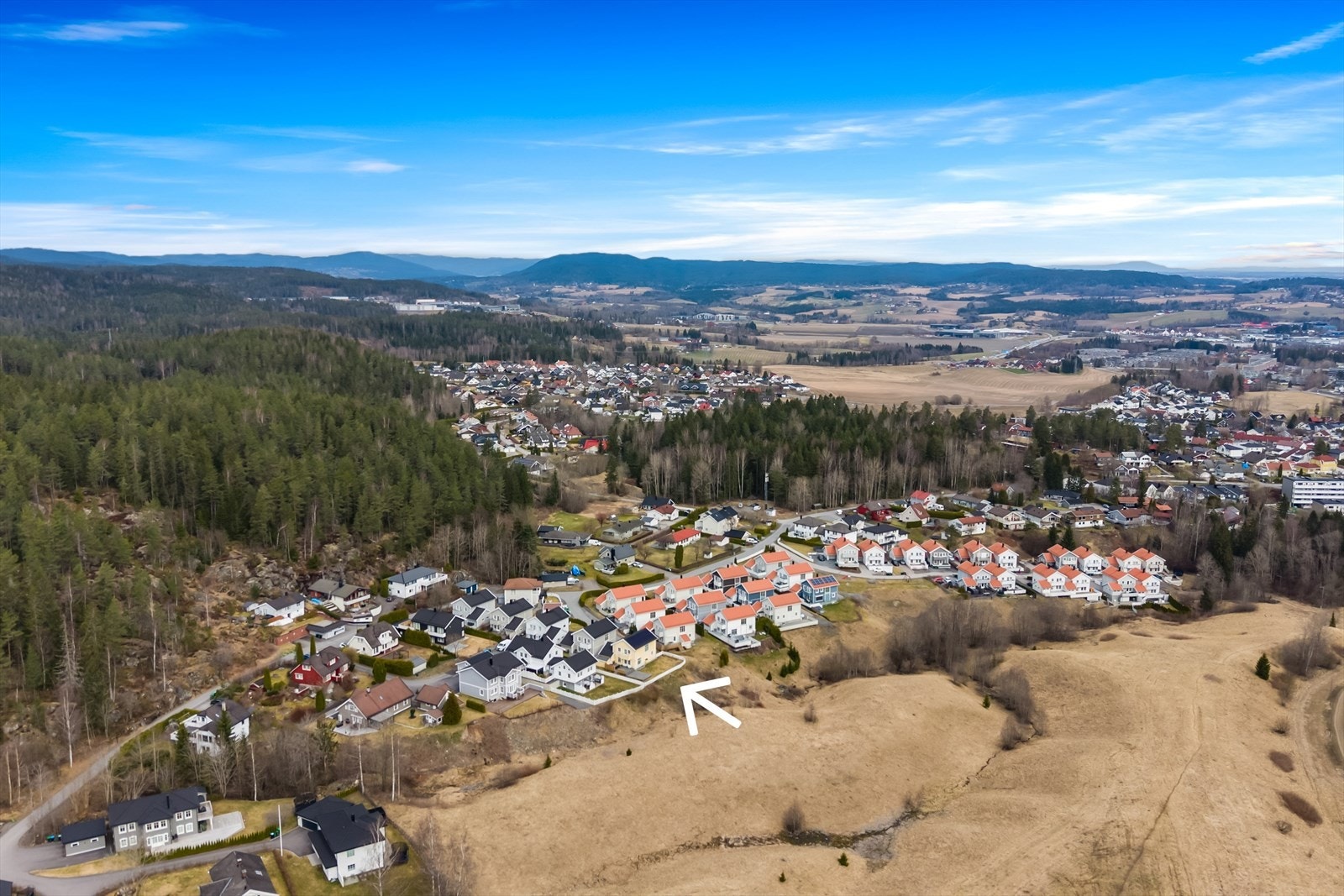 Her bor man i et barnevennlig nabolag, likevel med en landlig følelse rett ved fantastiske turområder. Galleribilde