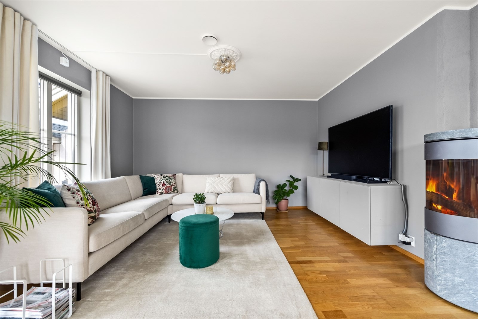 Det er god plass til sofahjørne og spisebord, og det er i tillegg montert en flott peisovn. Galleribilde