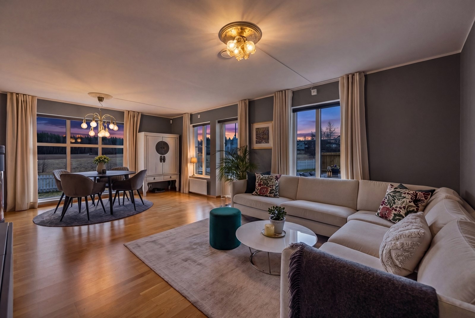 Romslig utformet stue med store vindusflater som slipper inn lys fra forskjellige himmelretninger. Galleribilde