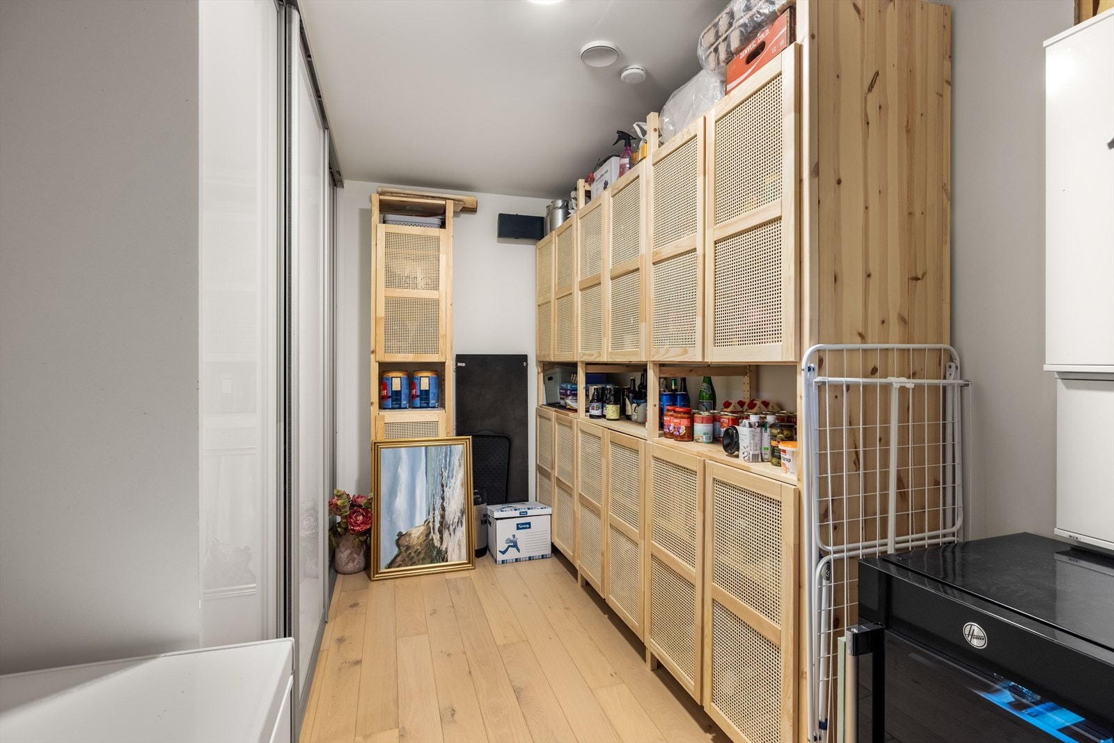 Innvendig bod med integrert skyvedørsgarderobe. Galleribilde