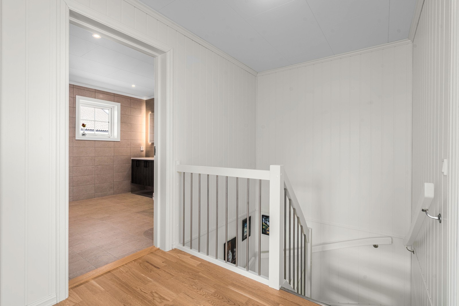 Trappen fører til en romslig gang i 2.- etasje. Galleribilde