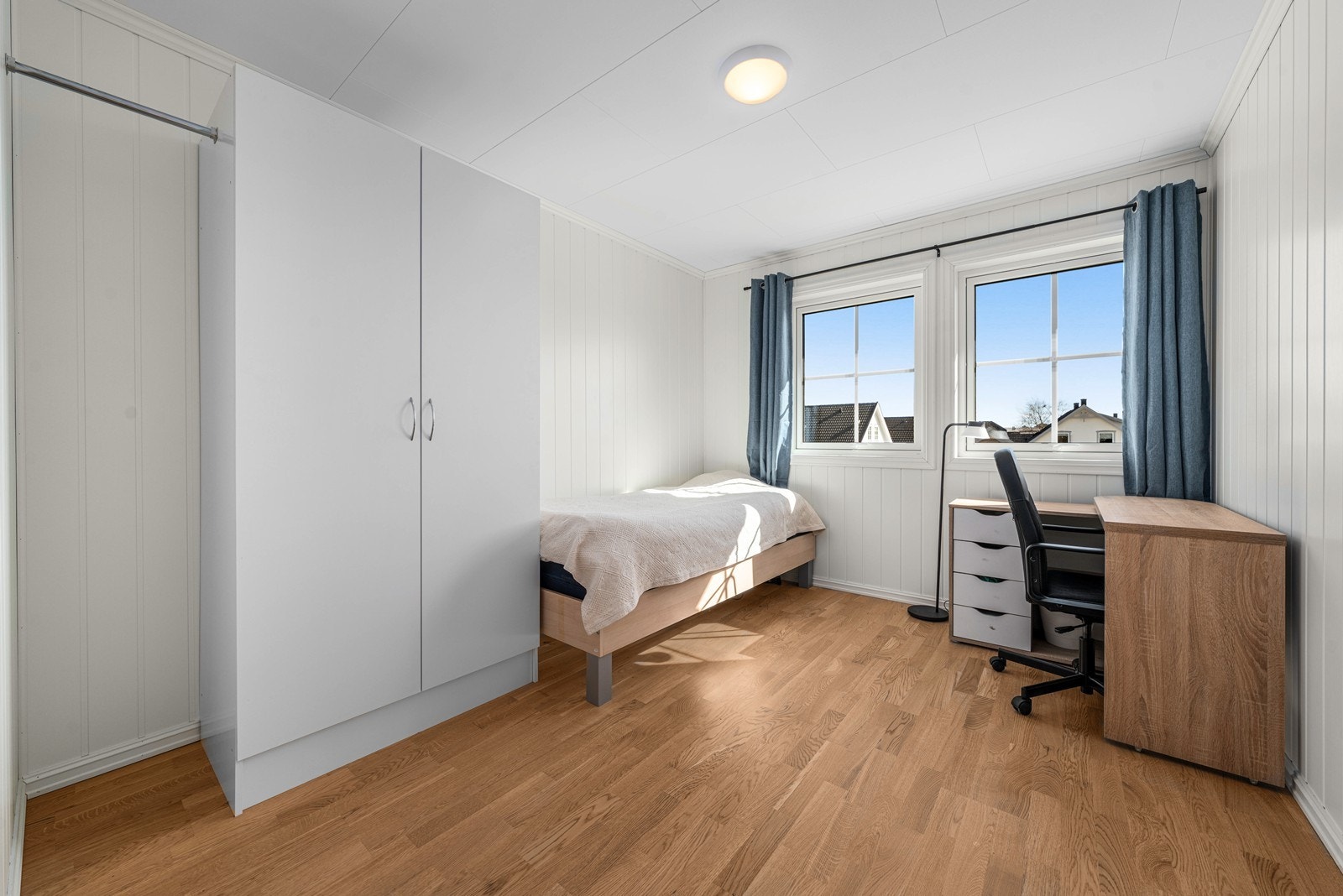 Soverom 2, med laminat gulv, malte panelplater og himlingsplater. Galleribilde