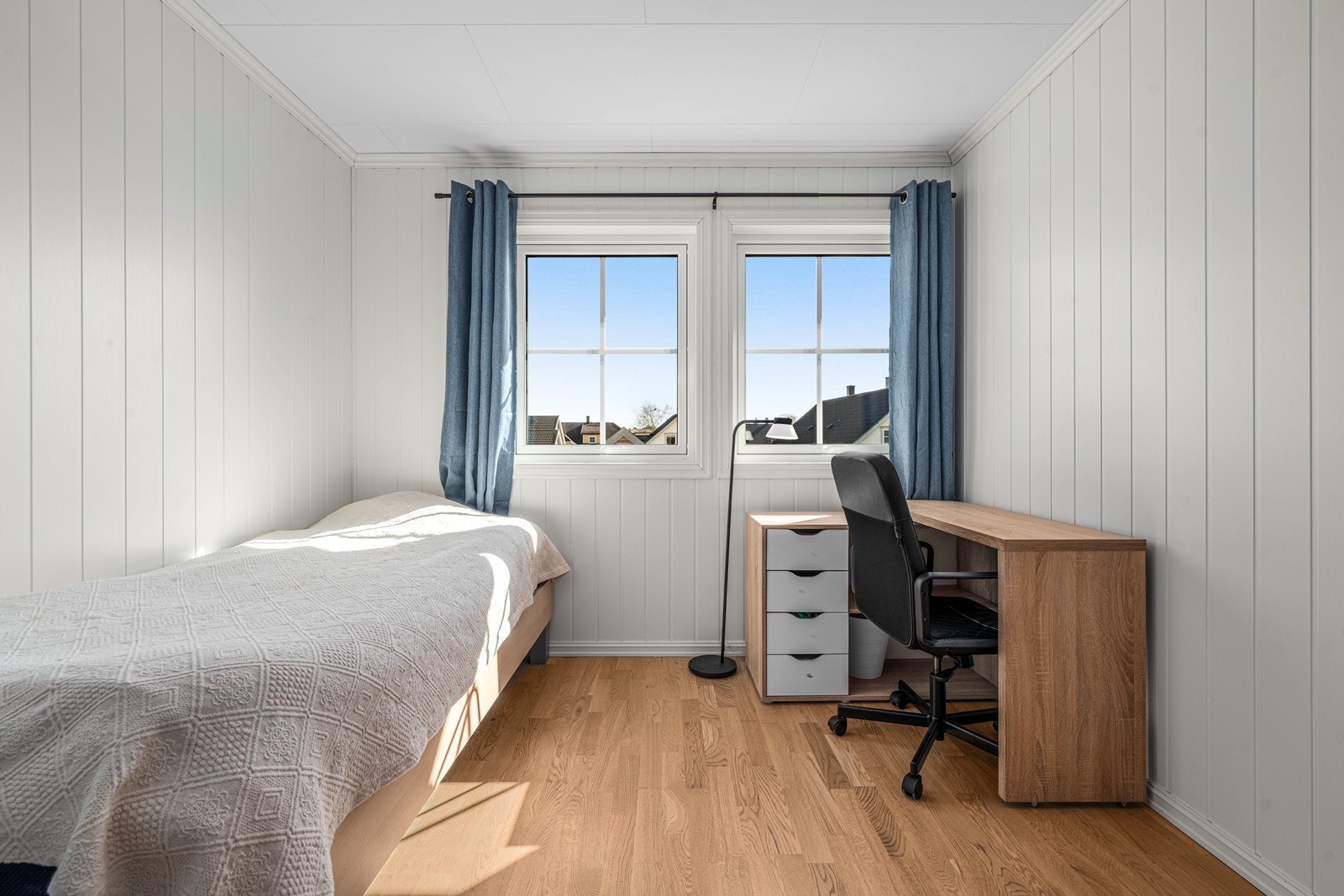 Soverom 2 har to flotte vinduer som gjør rommet lyst og behagelig. Galleribilde