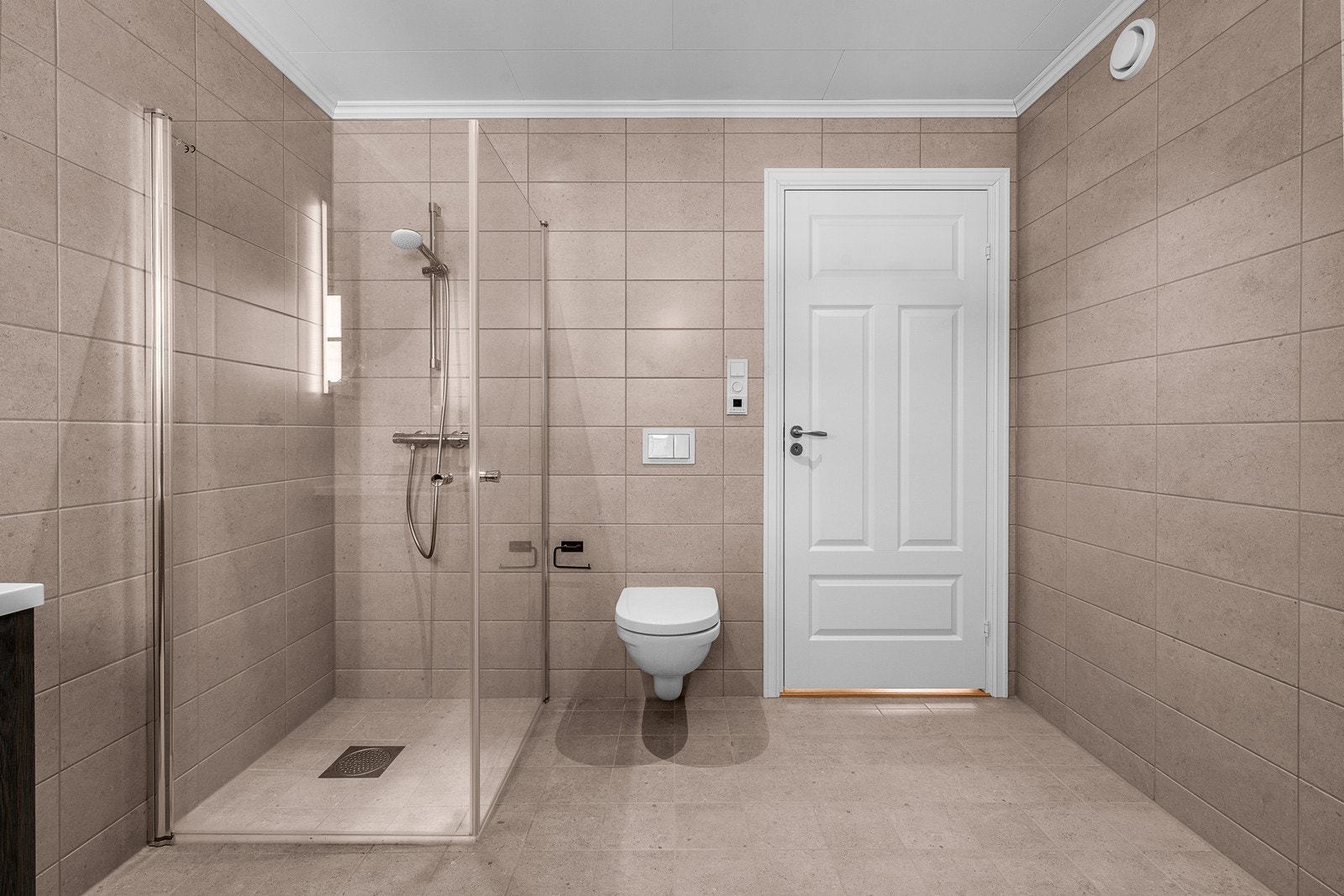 Badet har veggmontert toalett og varme i gulvet. Noe som byr på en ekstra komfortabelt omgivelse. Galleribilde