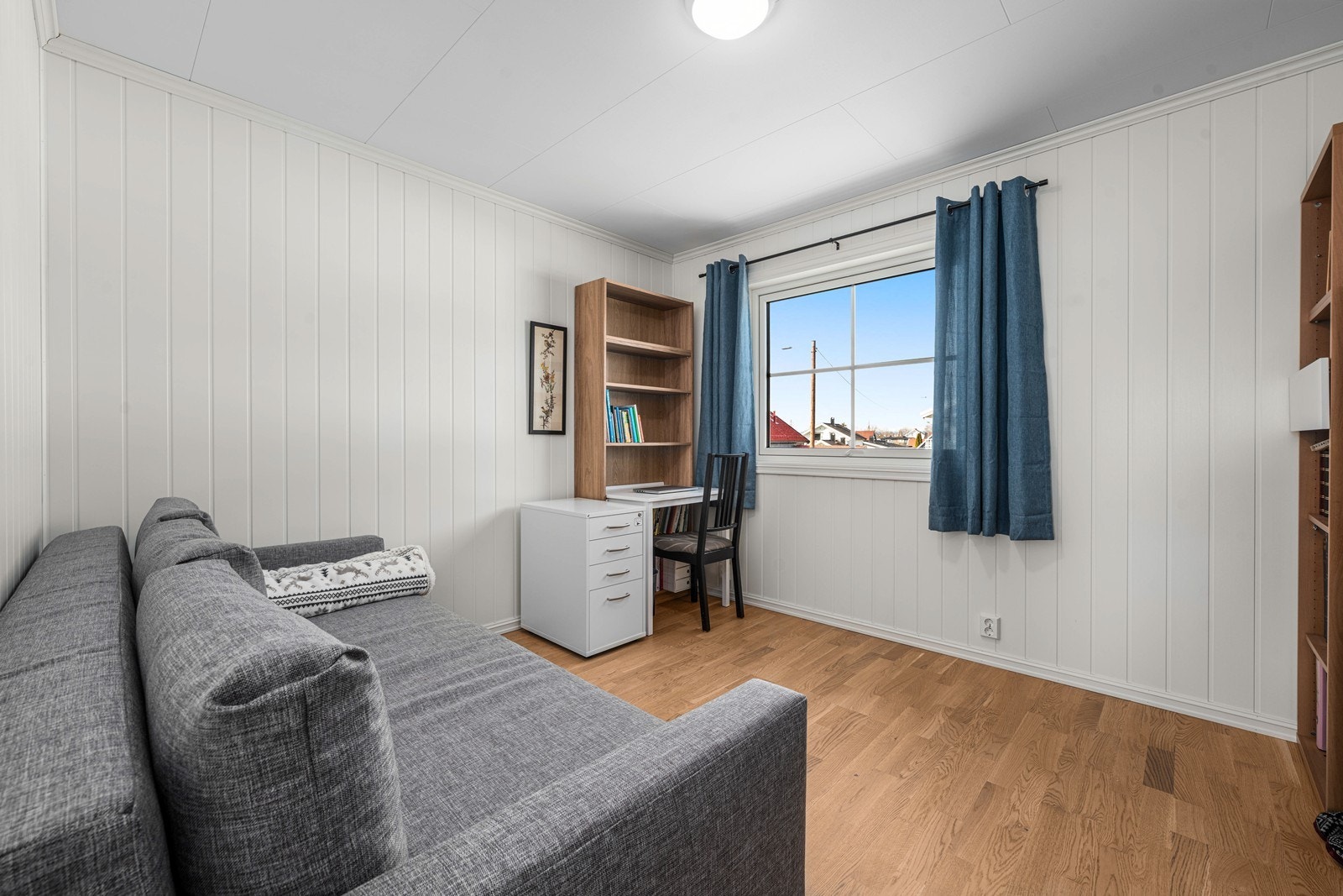 Soverommet er av god størrelse med plass til både sofa, arbeidshjørne og oppbevaring. Galleribilde