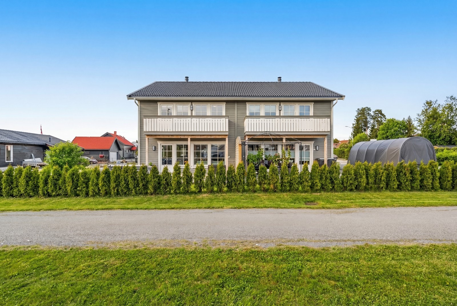 Boligen har en god intern beliggenhet med nærhet til Kløfta sentrum -som byr på en rekke fasiliteter som apotek, dagligvare butikker og spisesteder. Galleribilde