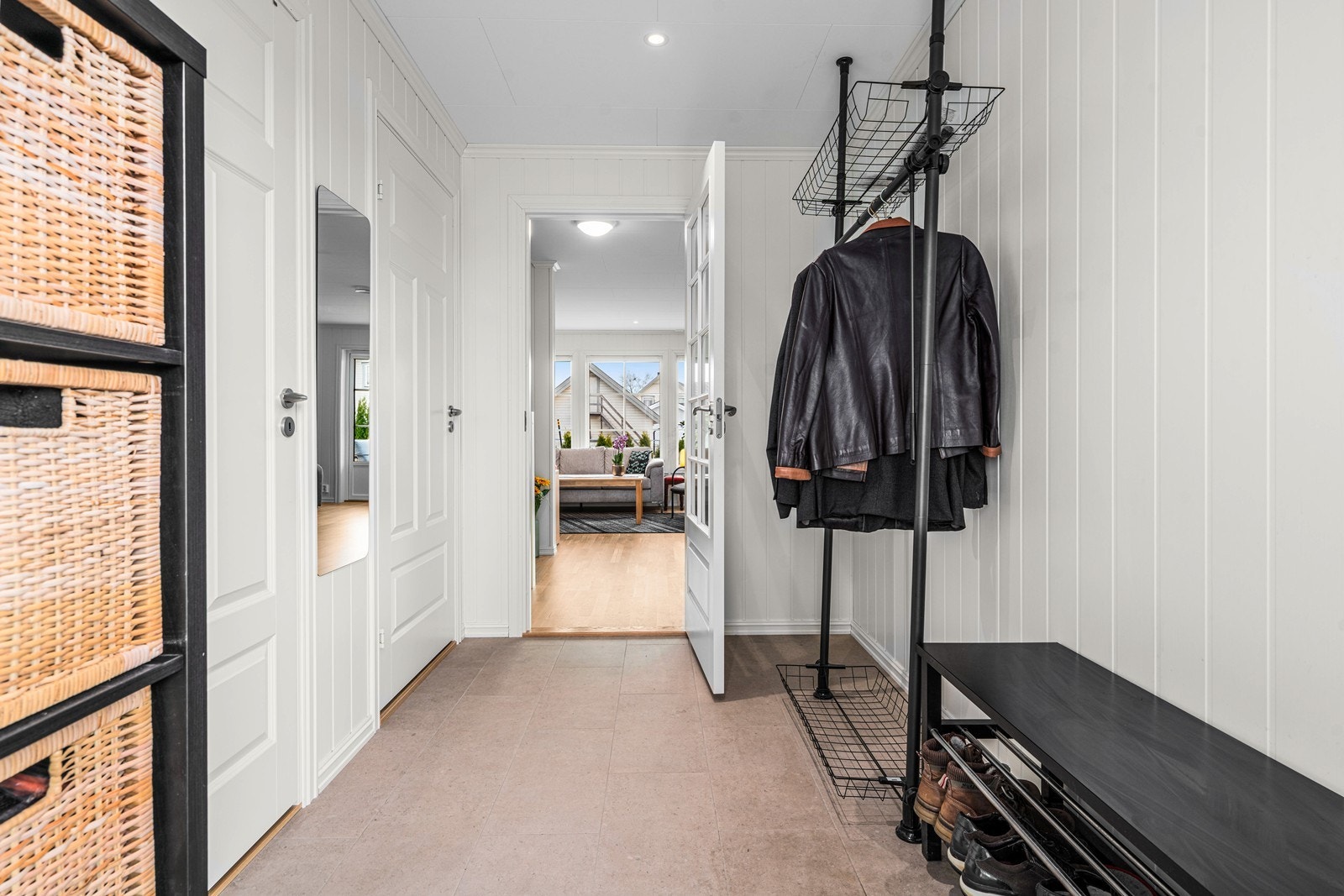Avskilt entree med enkelt adkomst til flere av rommene. Galleribilde