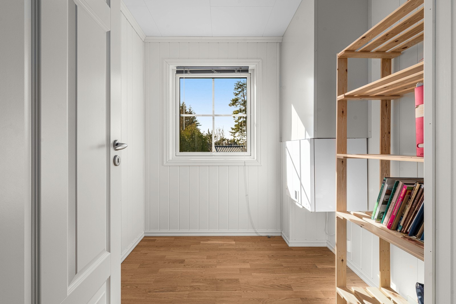 Samt har du en praktisk bod med plass til rikelig med oppbevaring og god takhøyde. Galleribilde