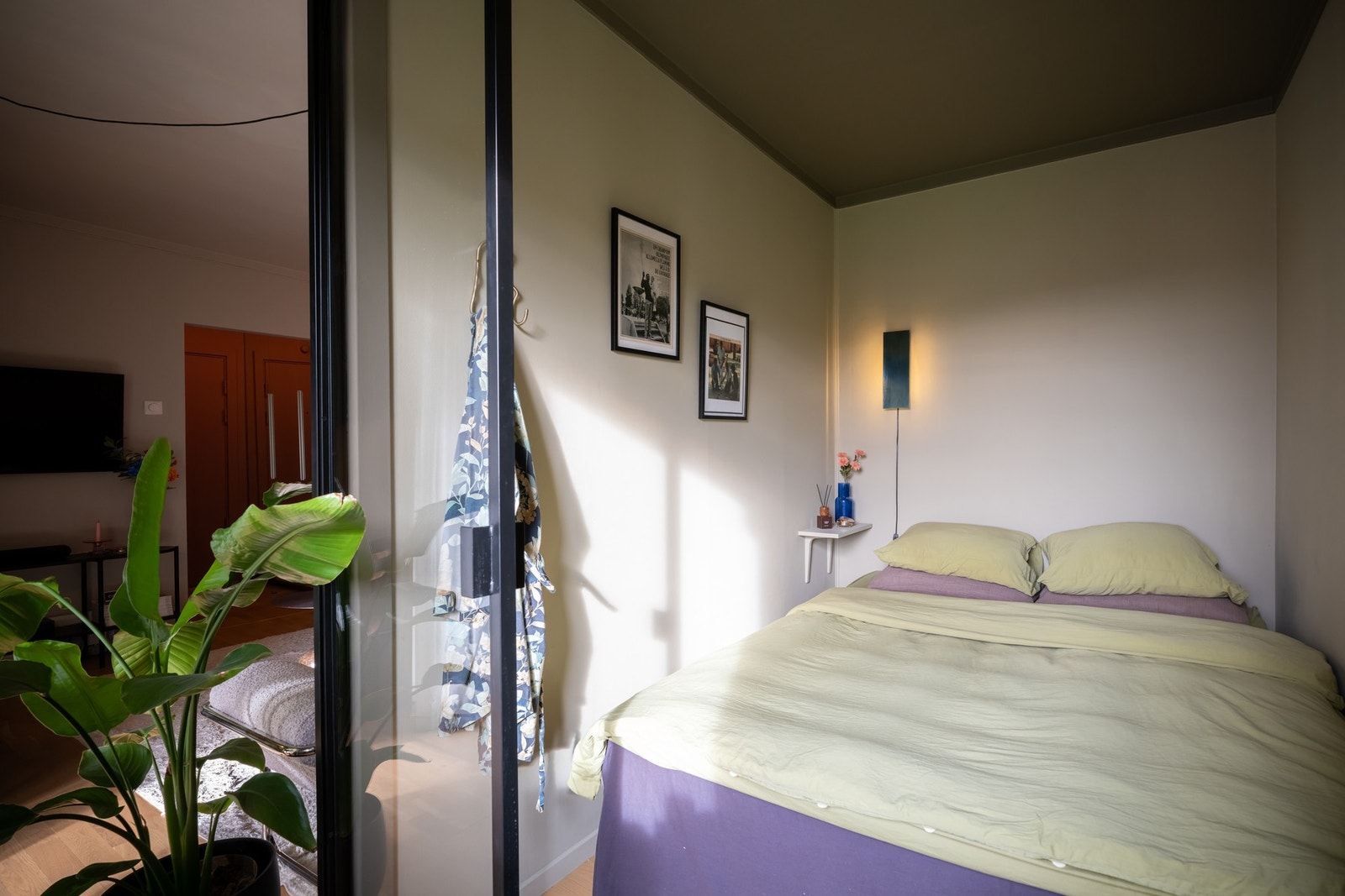 På soverommet er det plass til stor seng og oppbevaring. Galleribilde