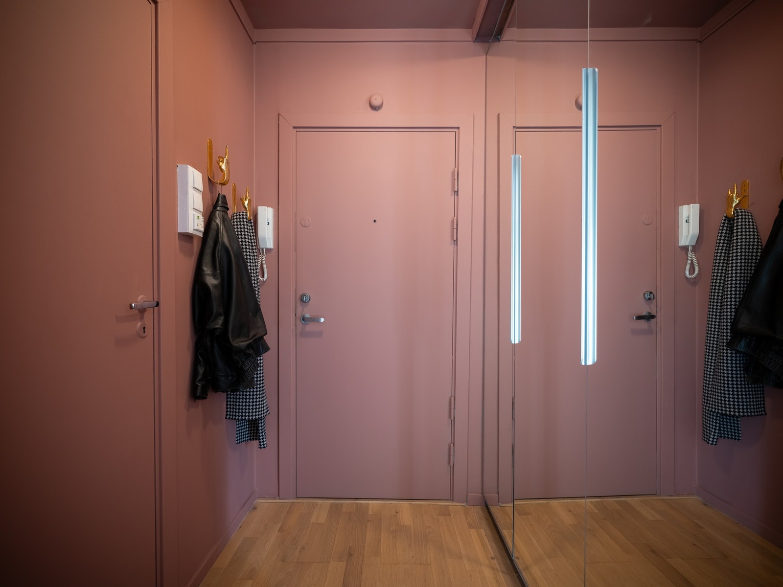 Her er det rikelig med oppbevaringsplass i en praktisk garderobeløsning med speilfronter. Galleribilde