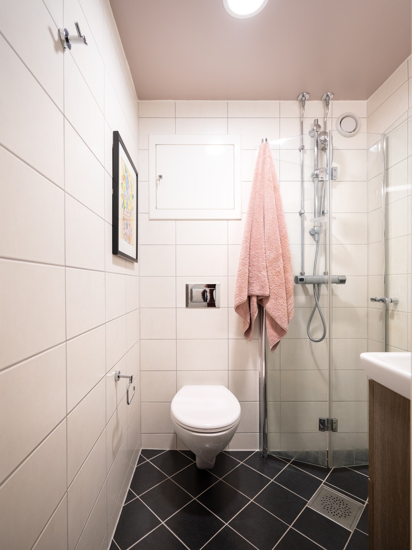Lyst og fint bad som ble pusset opp i regi av aksjelaget i 2018. Badet er flislagt og har behagelig gulvvarme. Galleribilde