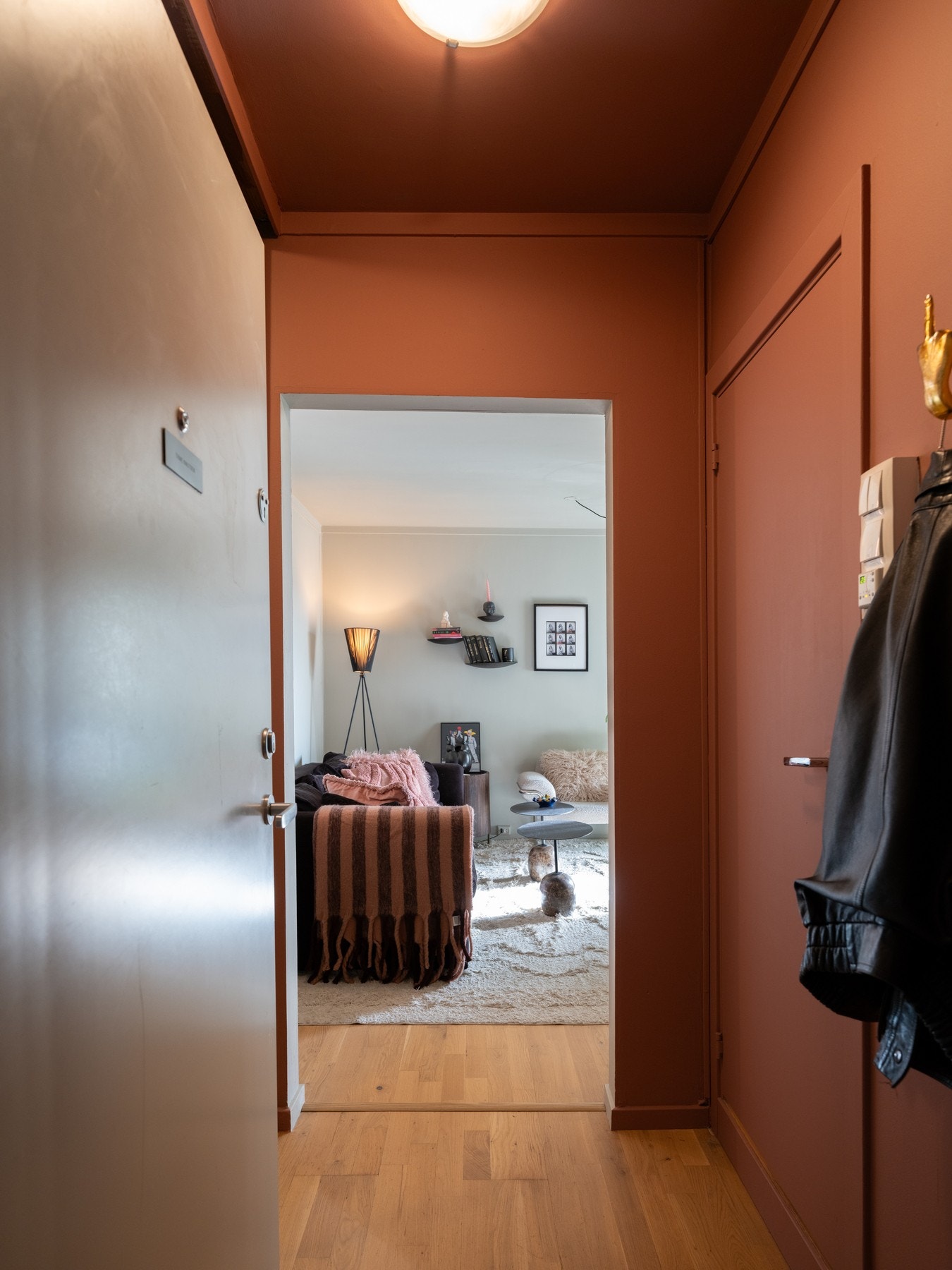 Det første som møter deg er en innbydende entré som gir et godt førsteinntrykk av boligen. Galleribilde