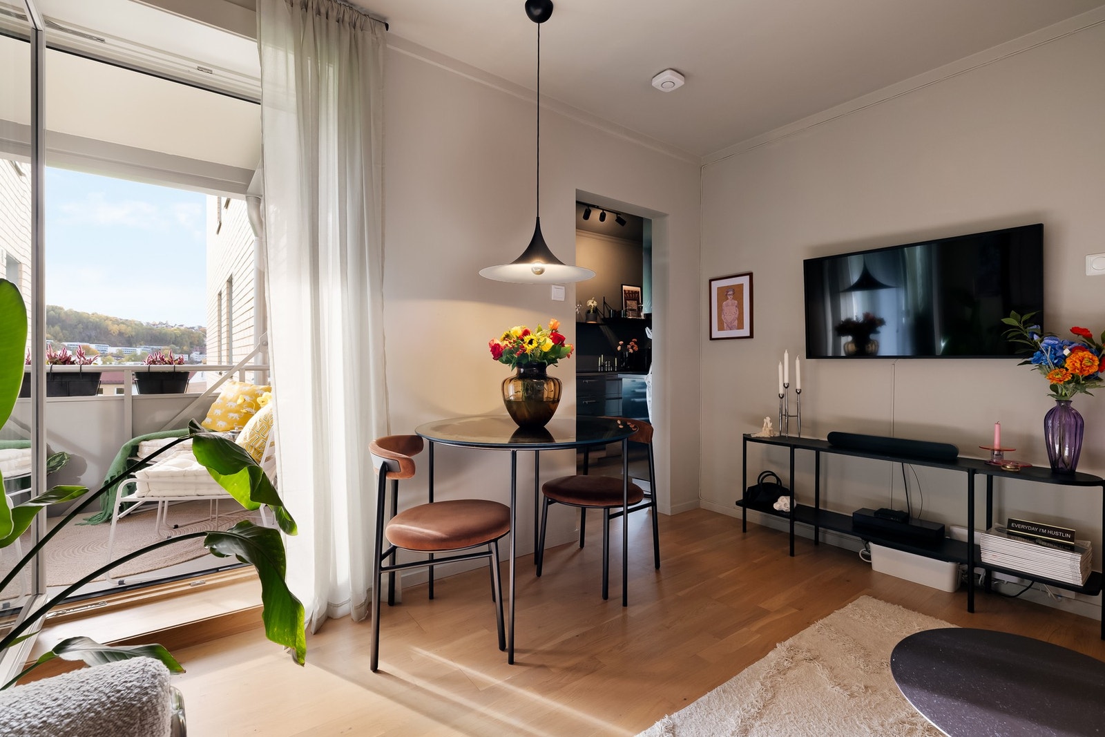Varmtvann, fyring og TV/internett er inkl. i felleskostnadene. Galleribilde
