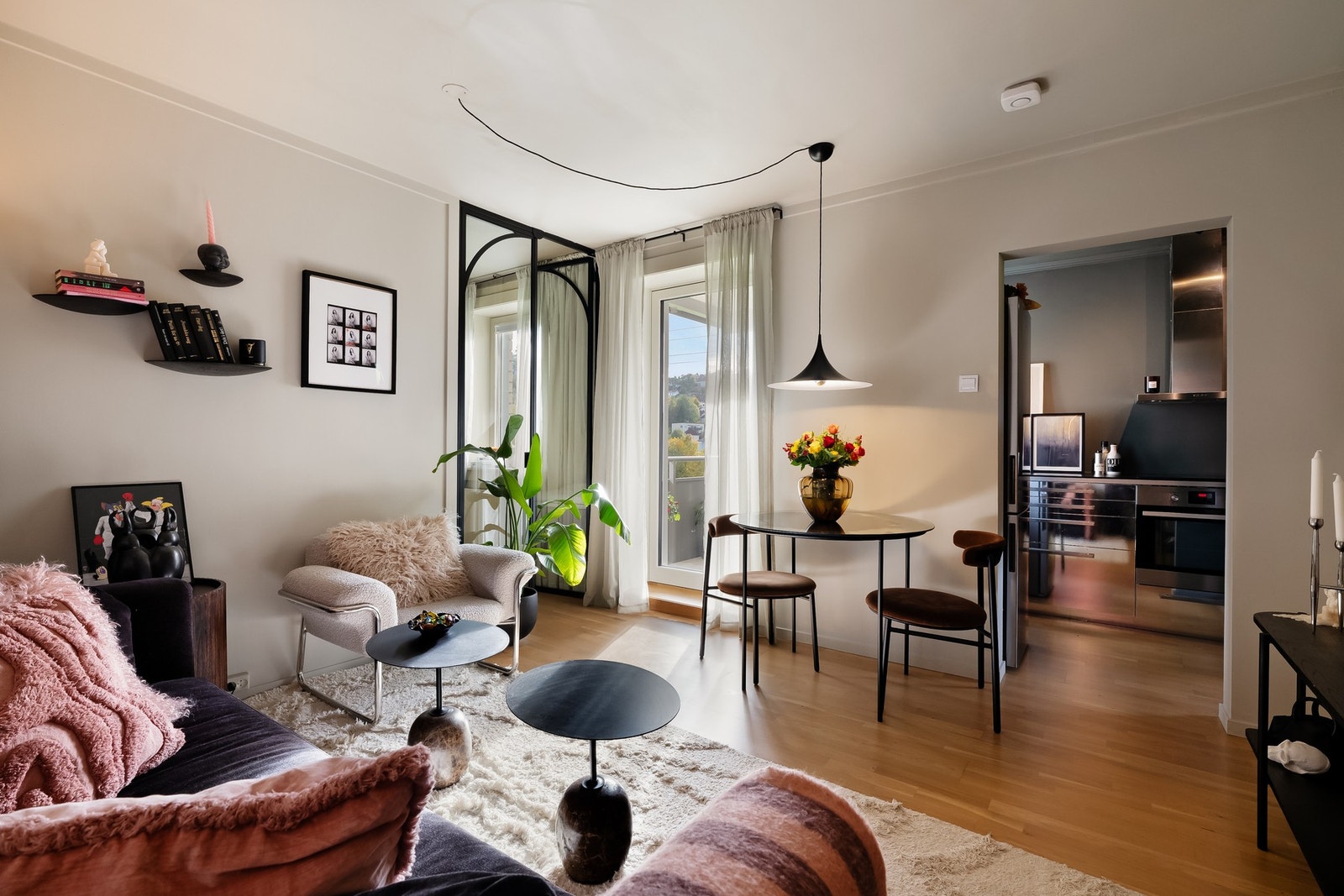 Innbydende stue med plass til sofa, salongbord og mediemøblement. Galleribilde