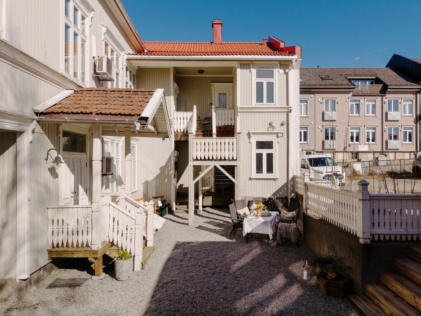 Bygård med sjarm og fine soner for utehygge Galleribilde